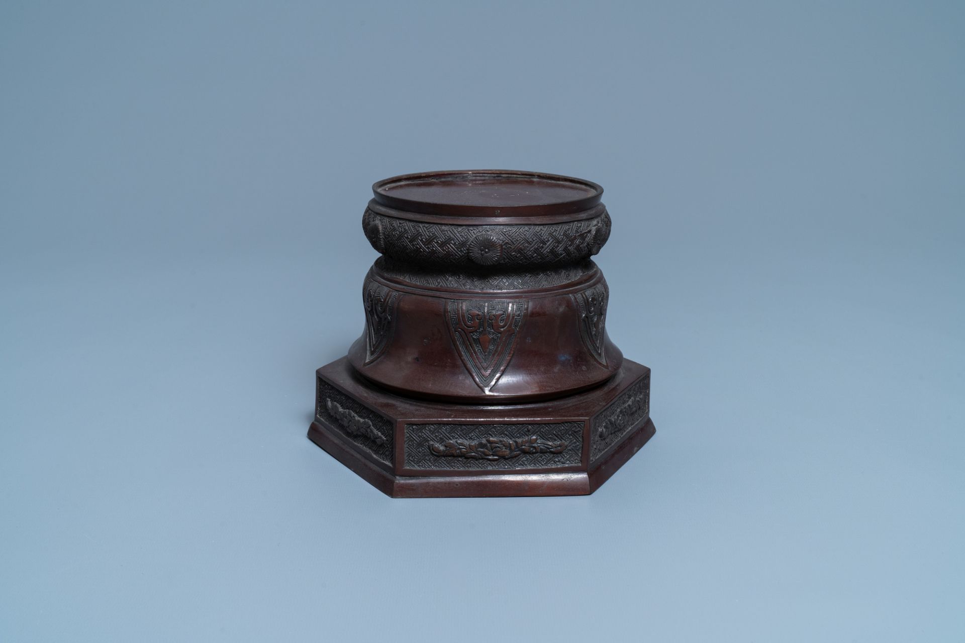 A fine Japanese bronze vase stand, Meiji, 19th C.