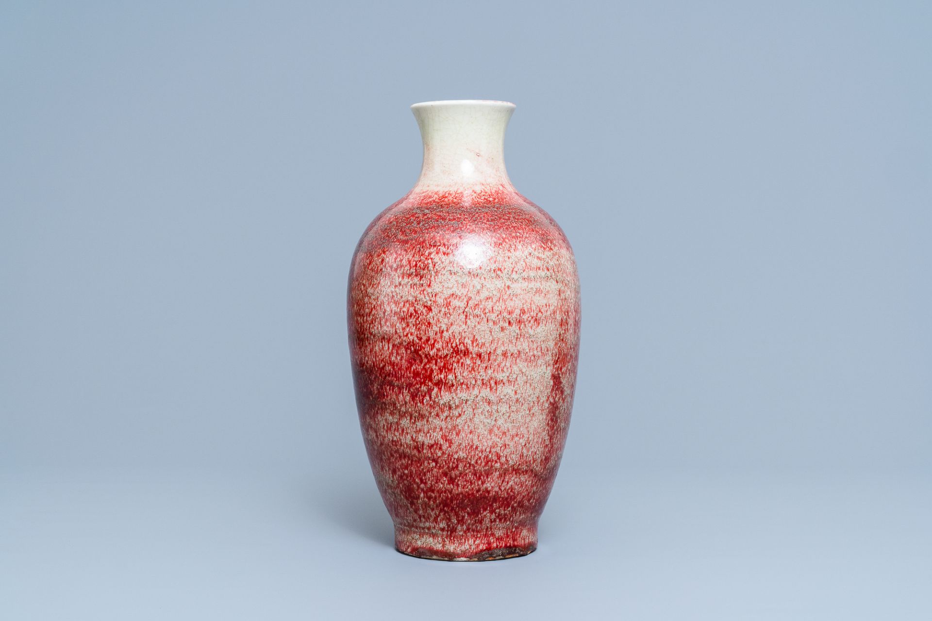 A Chinese monochrome peachbloom-glazed vase, 18/19th C. - Image 5 of 19