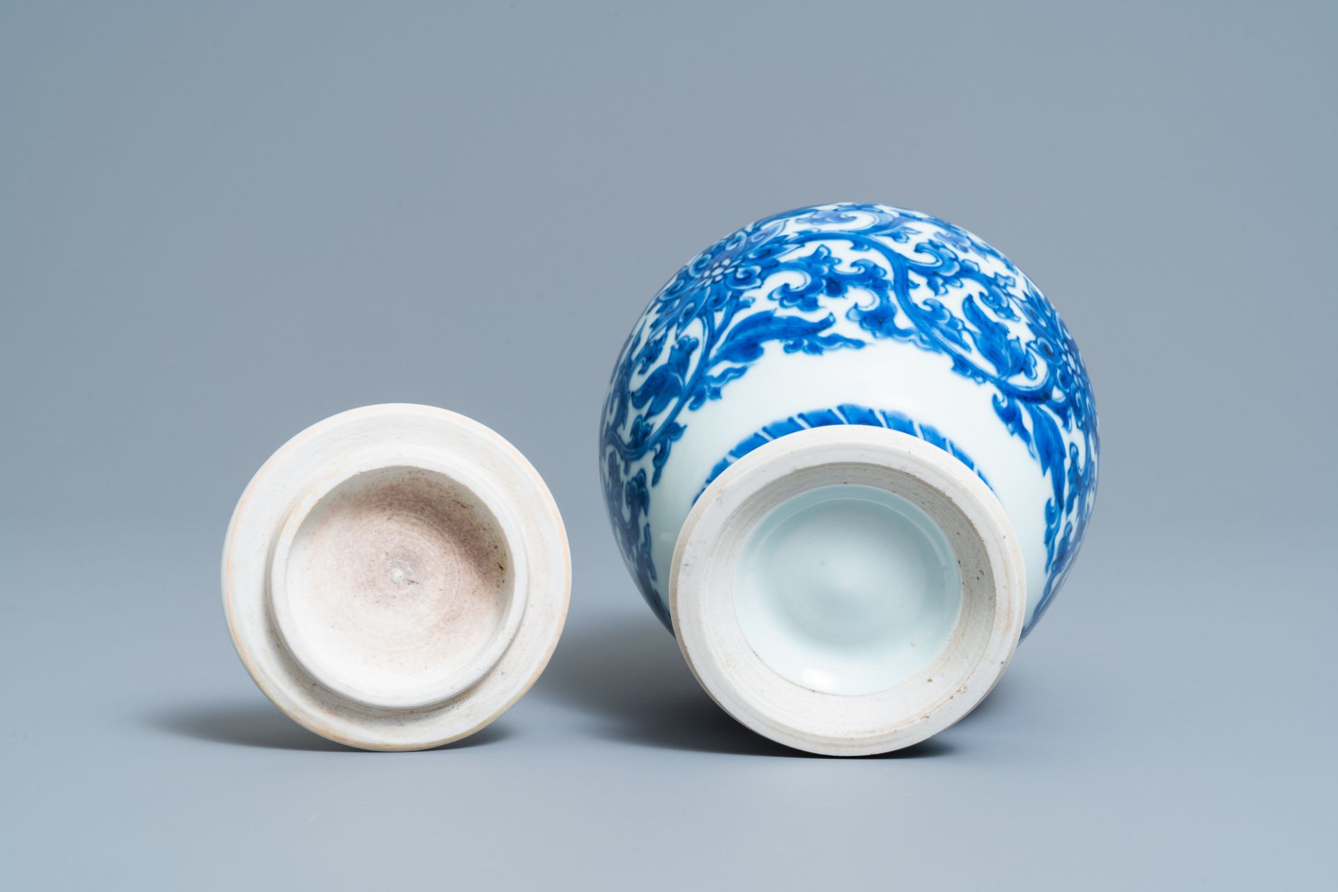 A Chinese blue and white 'lotus scroll' jar and cover, Transitional period - Image 6 of 6