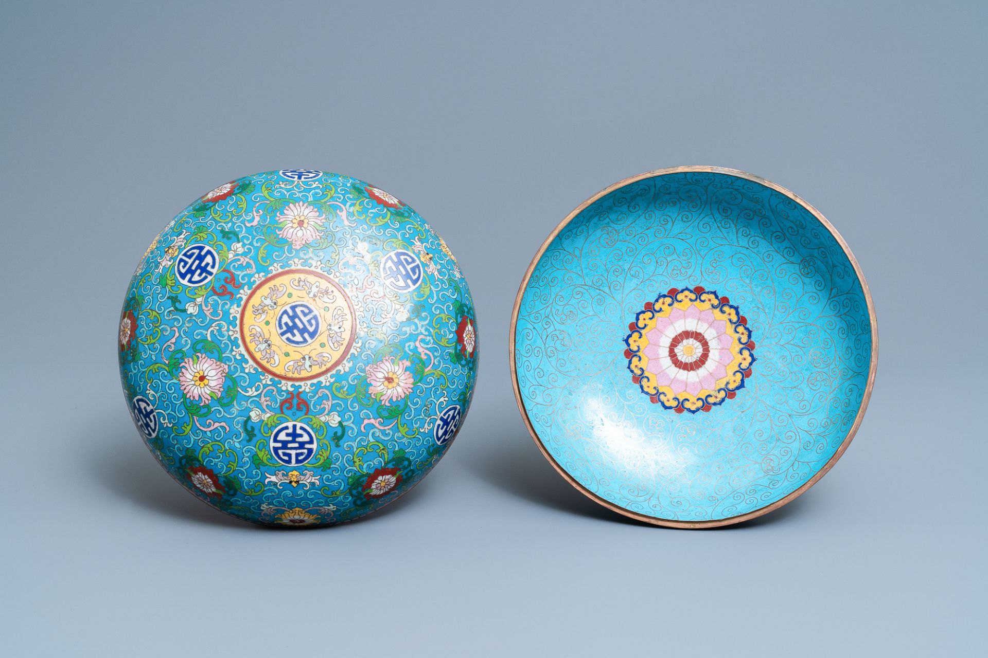 A round Chinese cloisonne box and cover, 19th C. - Bild 7 aus 15