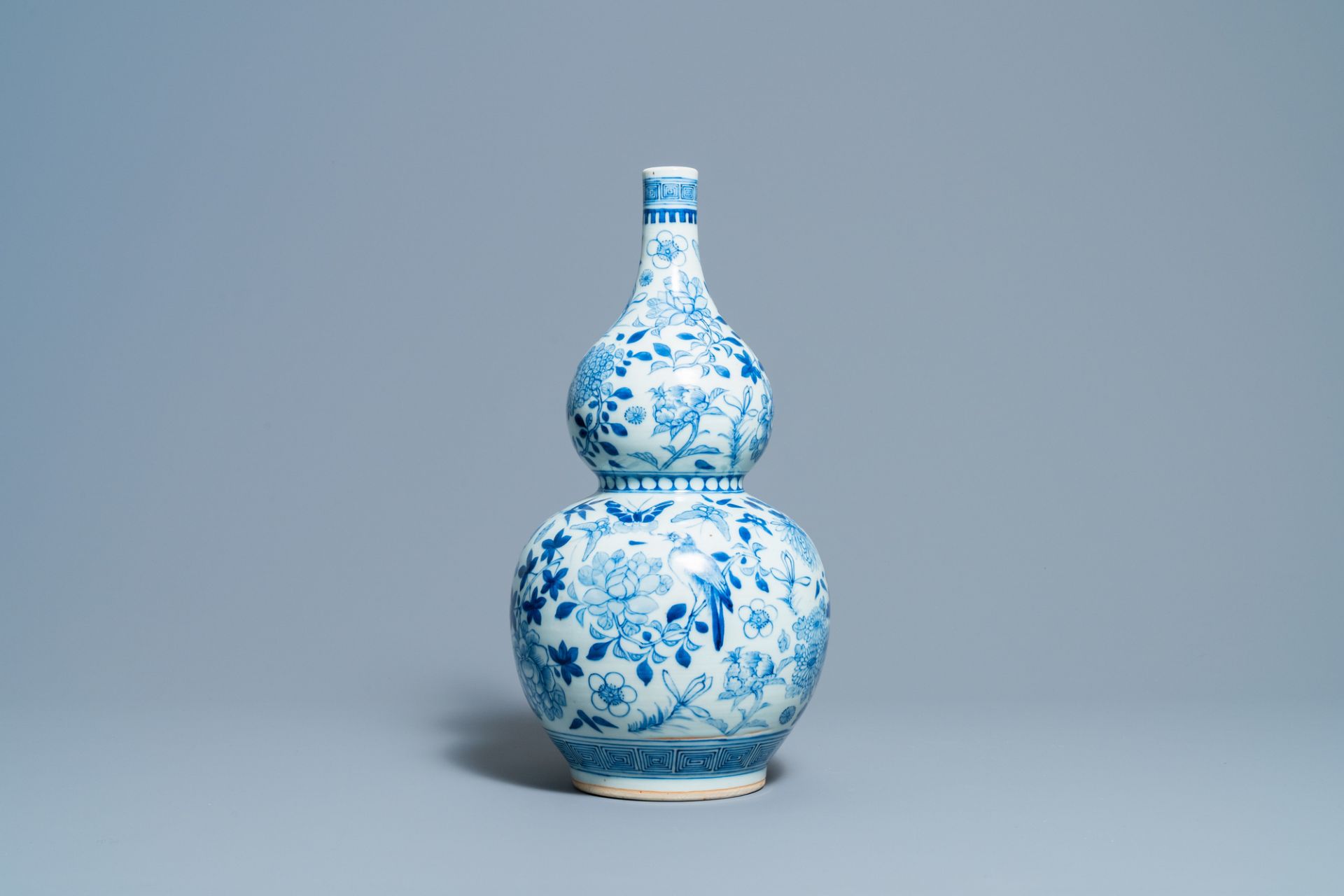 A Chinese blue and white double gourd vase, 19th C. - Image 2 of 6