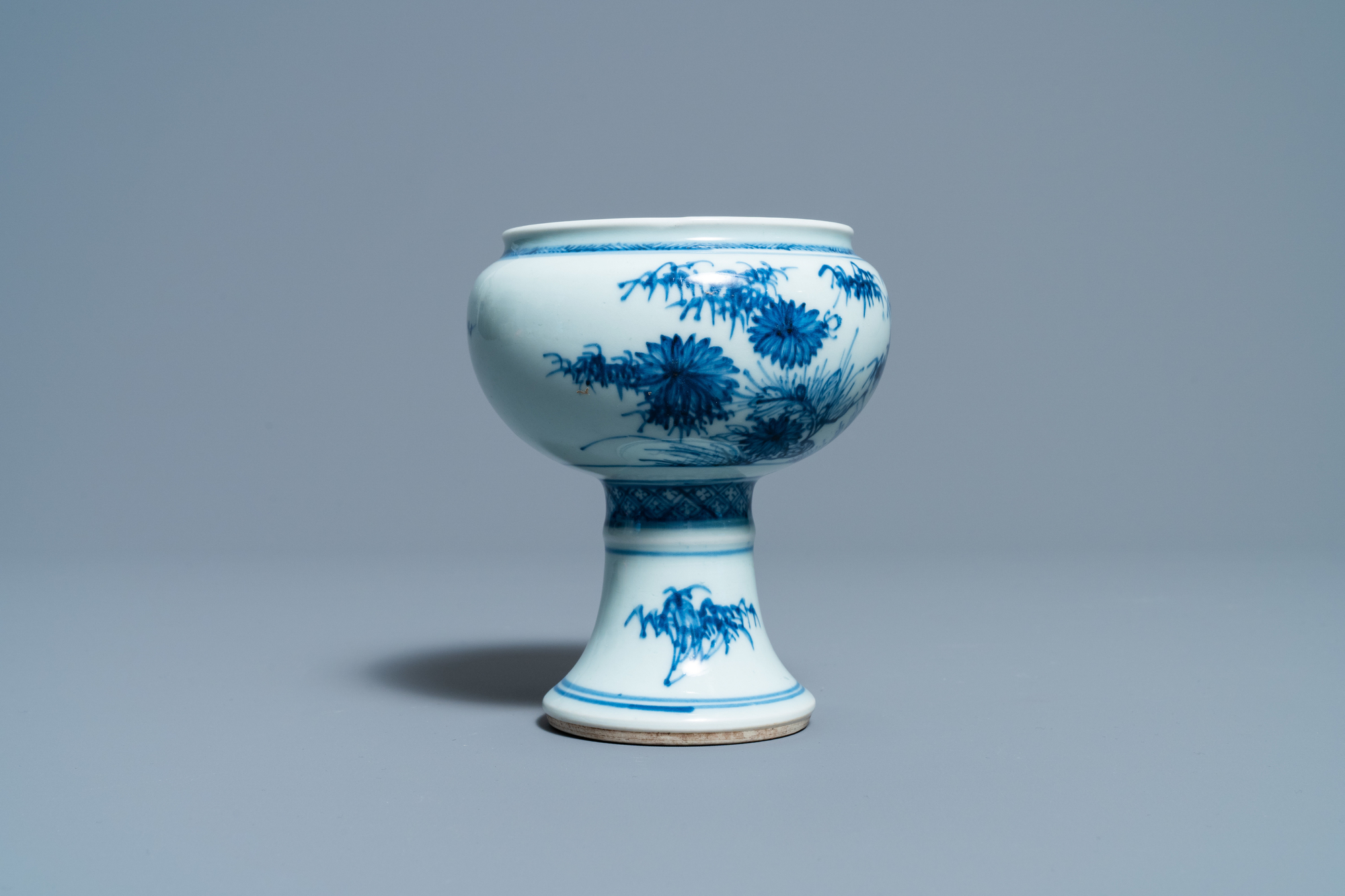 A Chinese blue and white stem cup with floral design, Kangxi/Yongzheng - Image 5 of 7