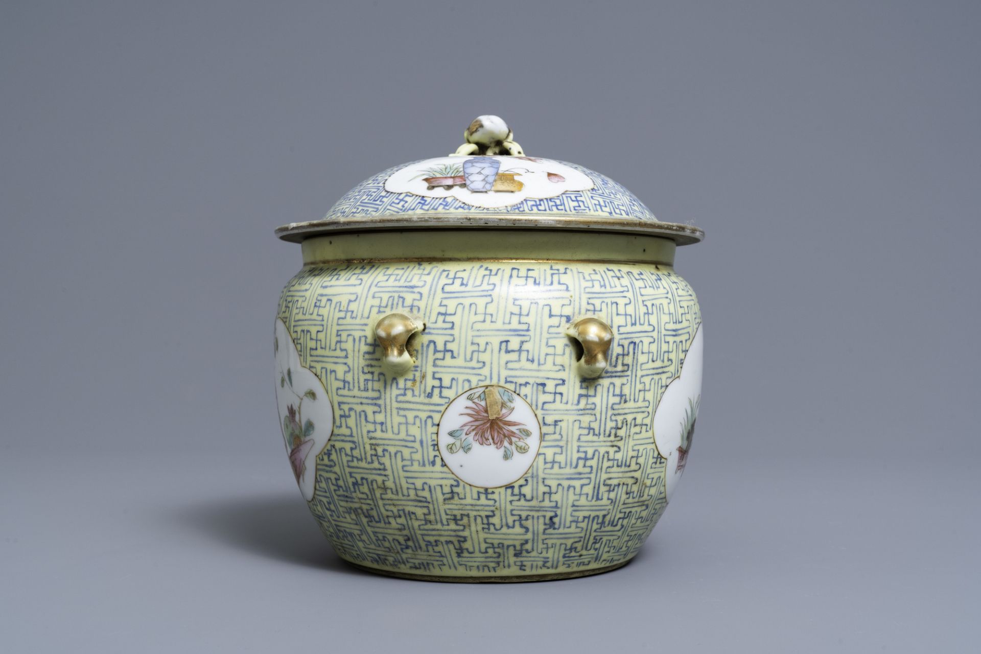 A varied collection of Chinese famille rose and blue and white wares, 19/20th C. - Image 13 of 21