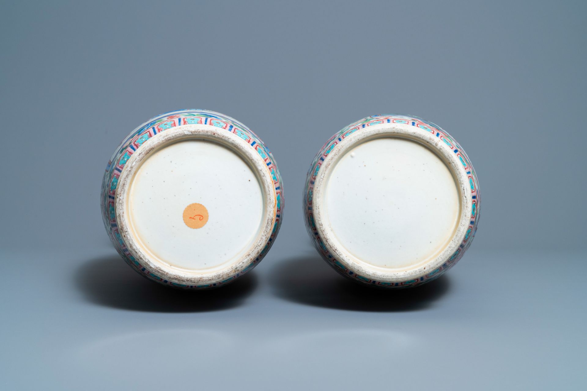 A pair of Chinese famille rose 'court scene' vases, 19th C. - Image 6 of 6