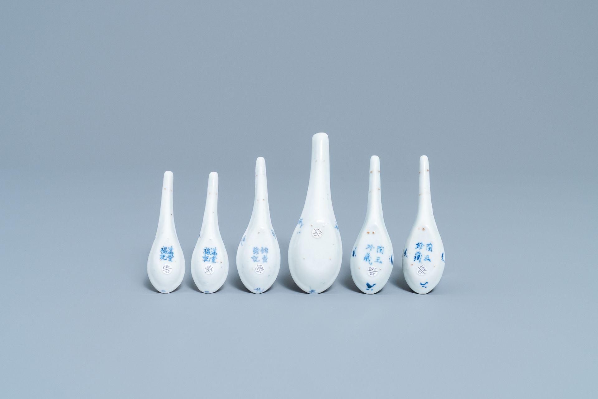 Seventeen Chinese blue and white spoons, 19/20th C. - Image 12 of 14