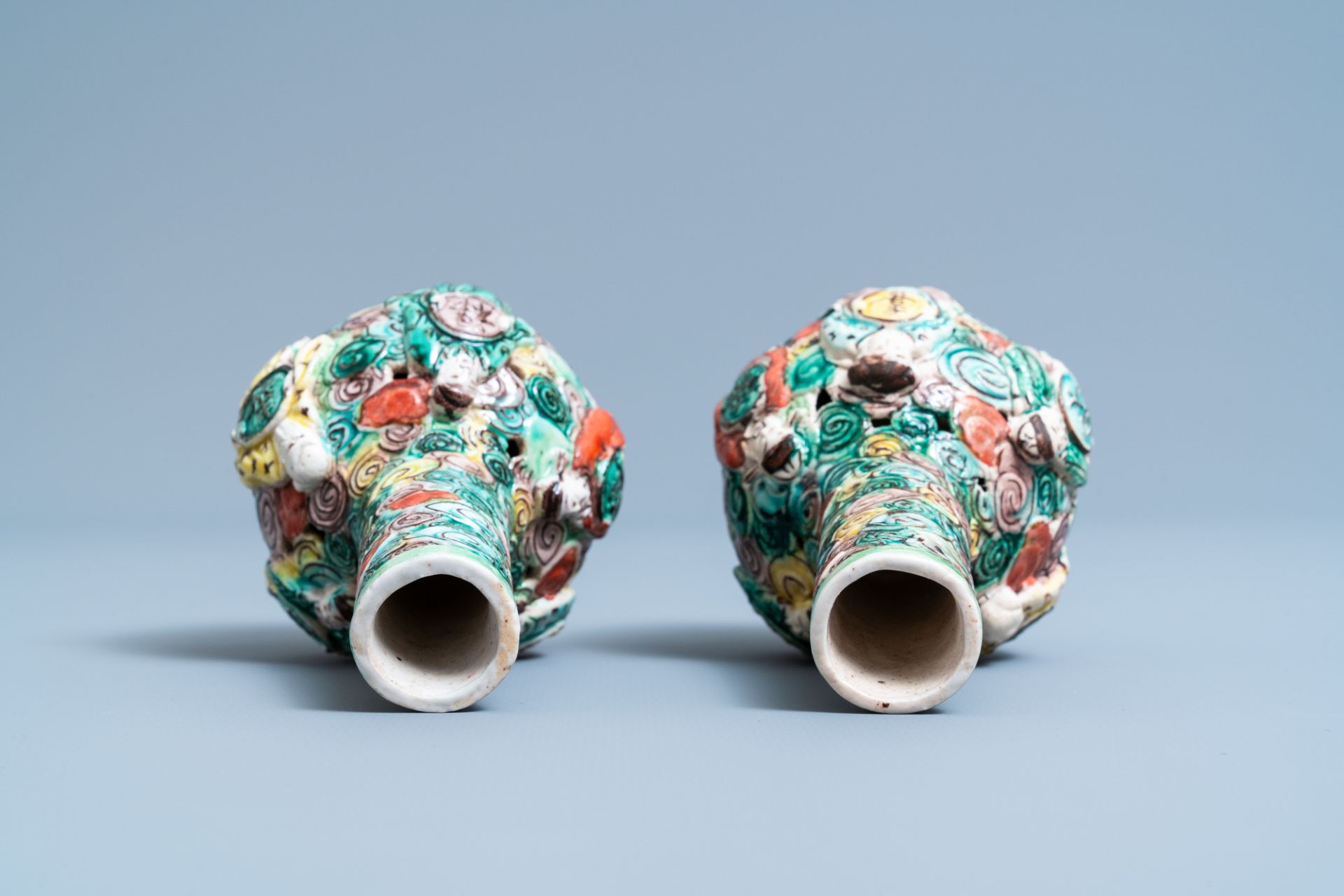 A pair of Chinese reticulated famille verte bottle vases, 19th C. - Image 5 of 6