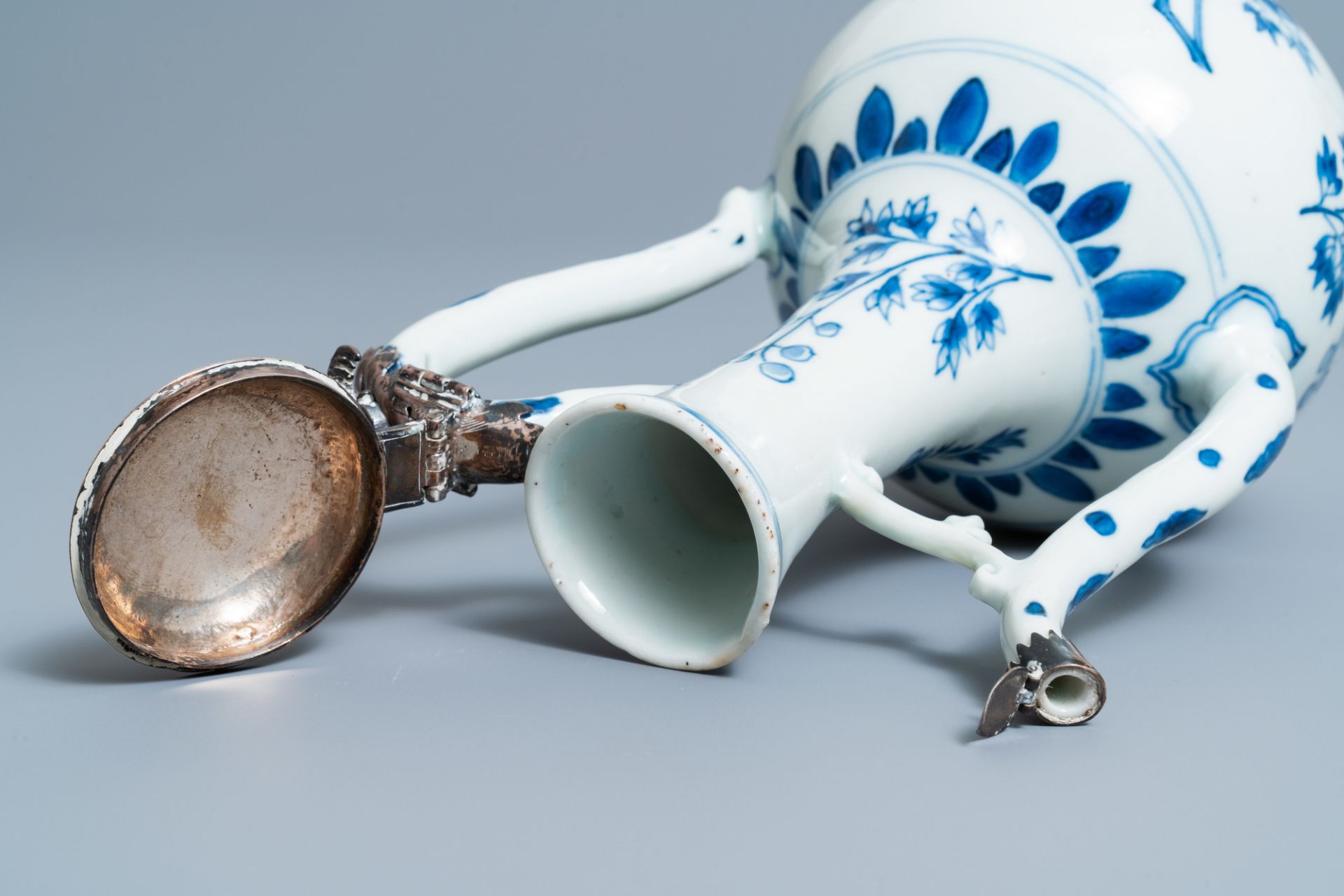 A Chinese blue and white silver-mounted ewer and cover, Transitional period - Bild 8 aus 10