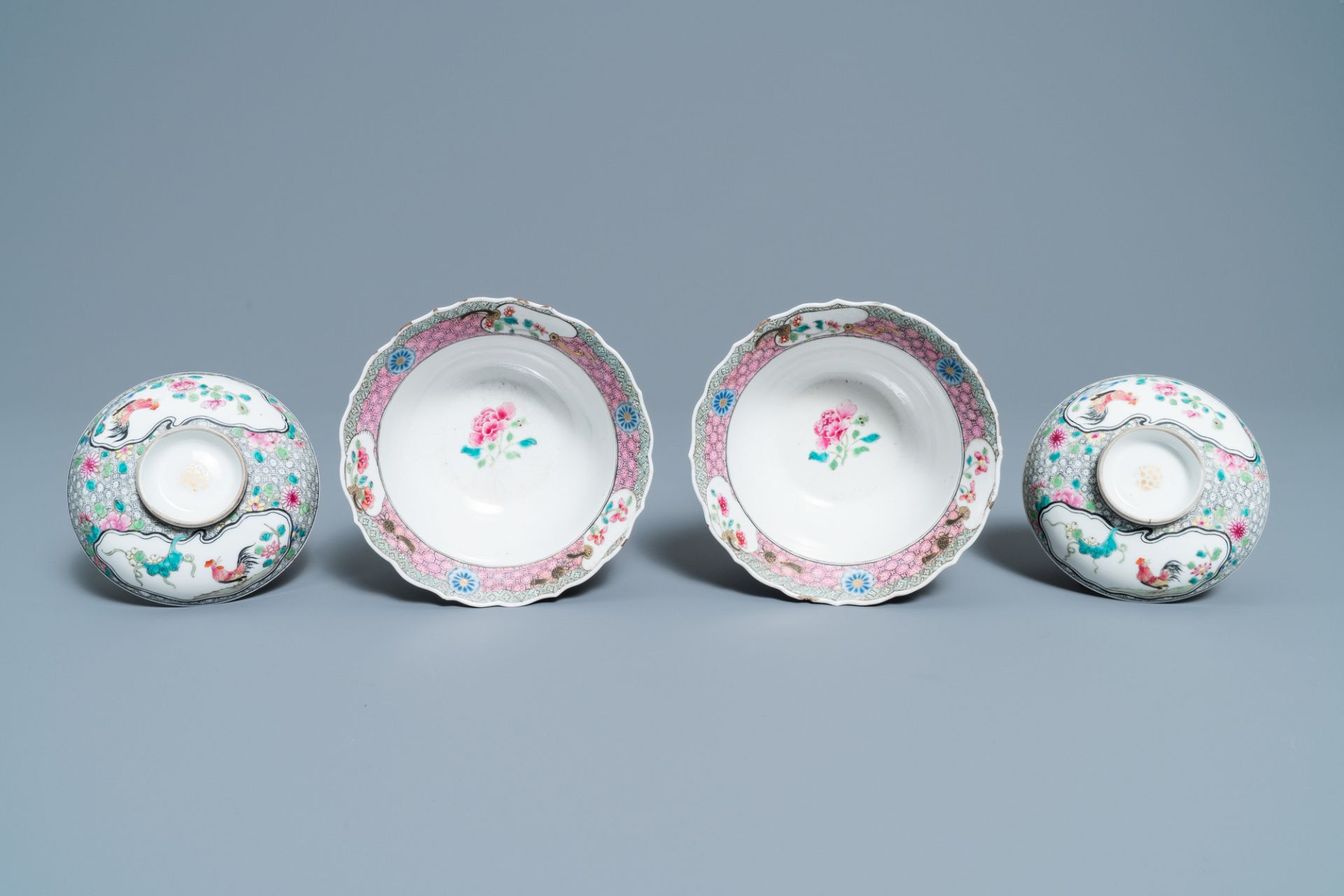 A pair of Chinese famille rose 'rooster' bowls and covers, Yongzheng - Bild 6 aus 7