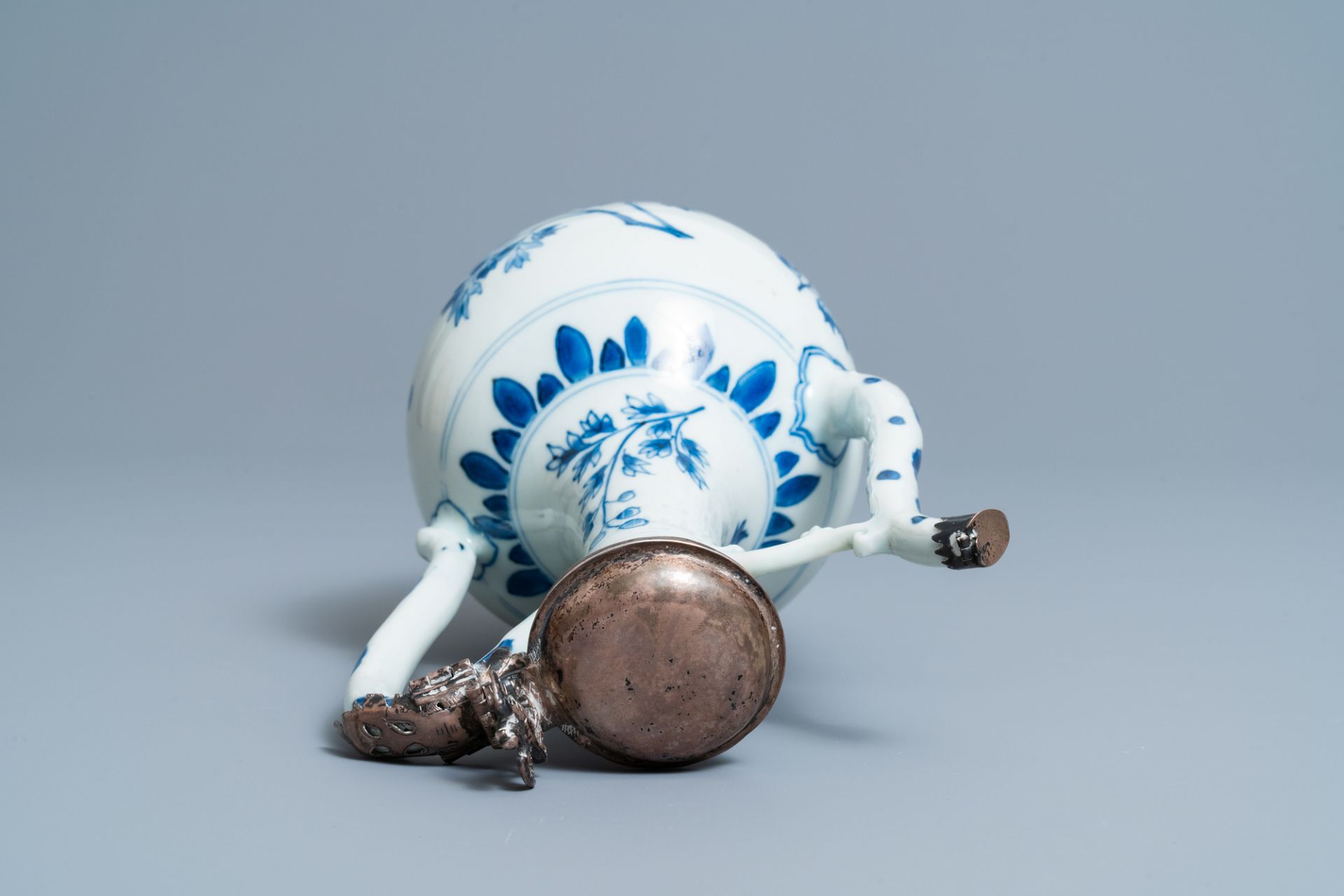 A Chinese blue and white silver-mounted ewer and cover, Transitional period - Bild 7 aus 10