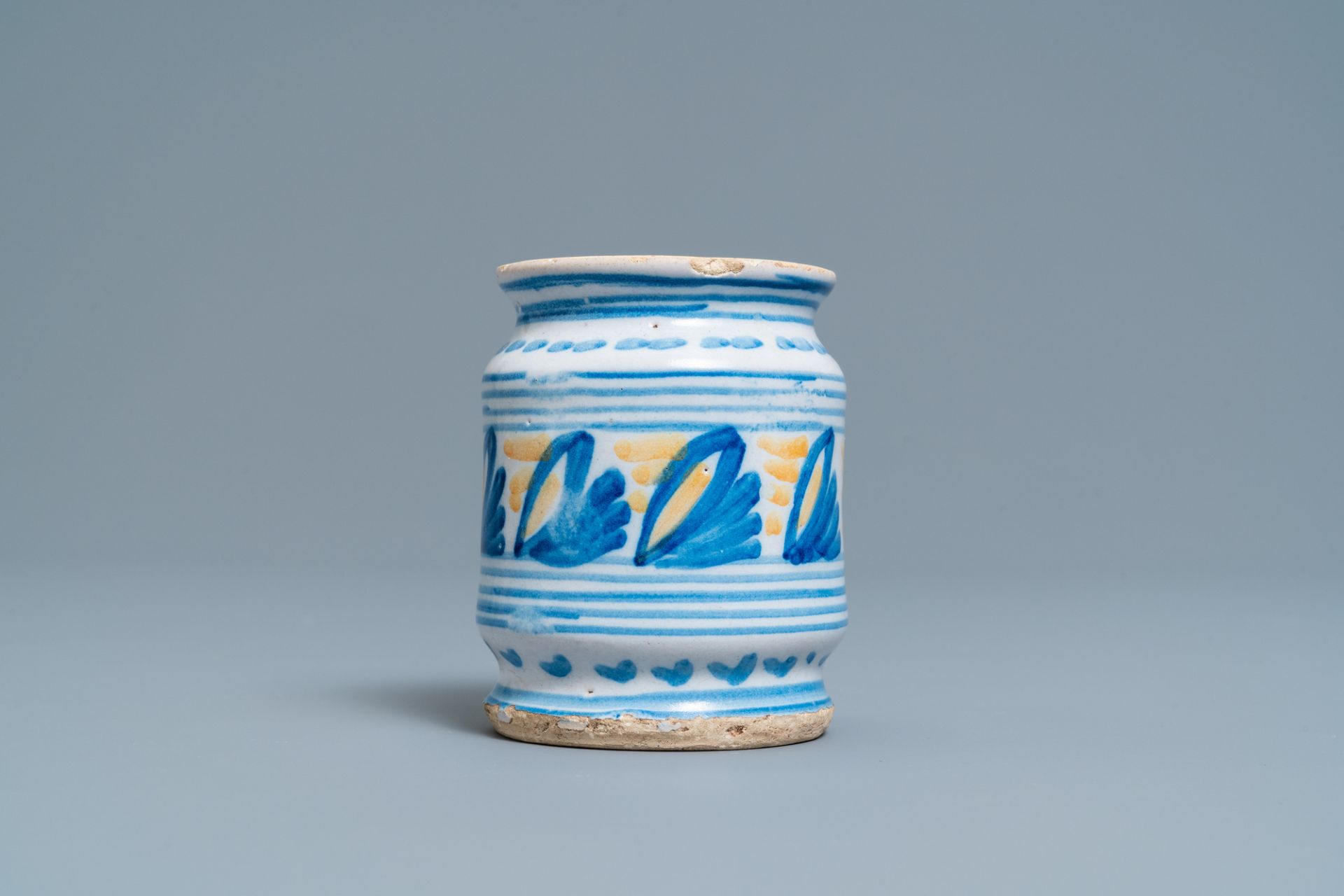 A polychrome maiolica albarello-type ointment jar, Northern Netherlands, ca. 1600 - Bild 2 aus 7