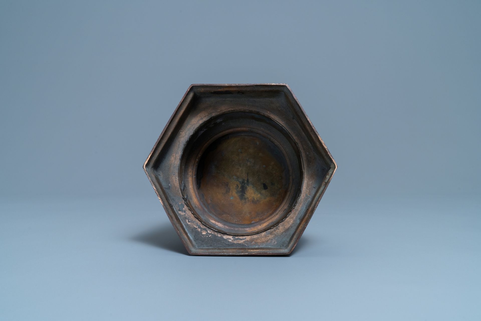 A fine Japanese bronze vase stand, Meiji, 19th C. - Image 7 of 7