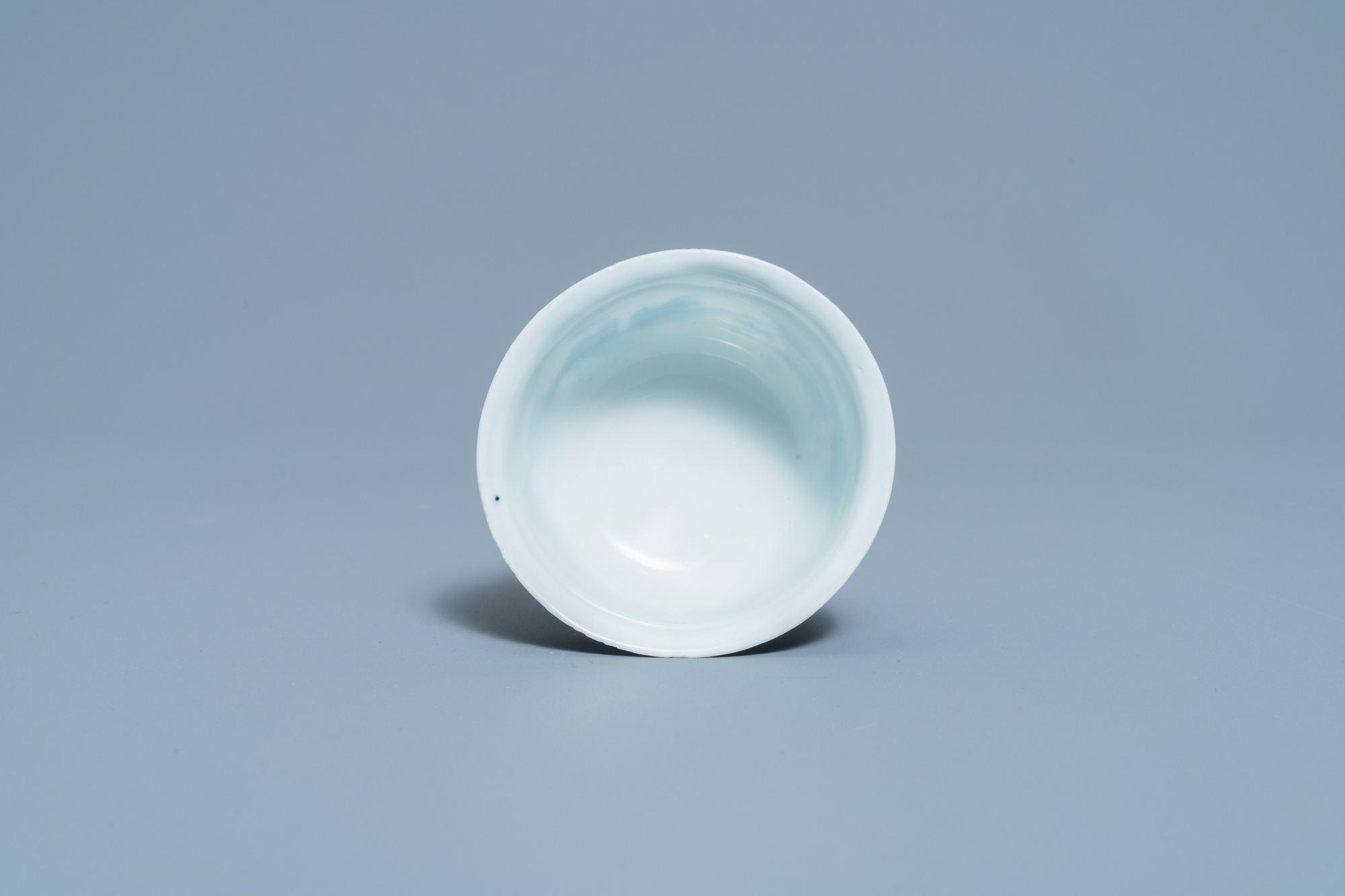 A Chinese blue and white 'go-players' stem cup, Transitional period - Image 6 of 7