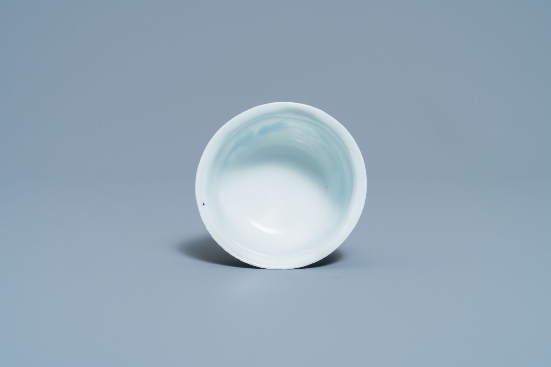 A Chinese blue and white 'go-players' stem cup, Transitional period - Image 6 of 7