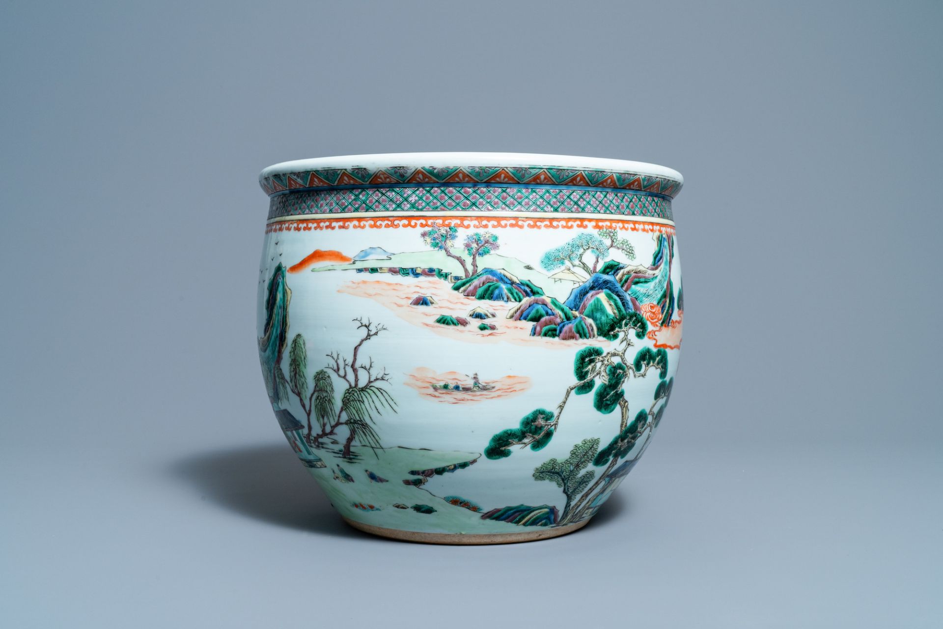 A Chinese famille verte fishbowl, 19th C. - Image 3 of 7