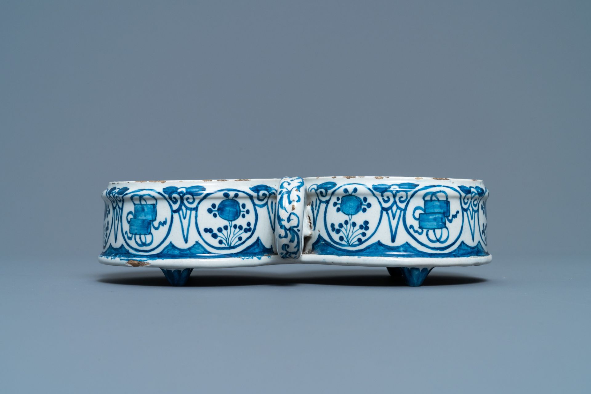 A Dutch Delft blue and white cruet set on stand, 2nd quarter 18th C. - Bild 4 aus 13