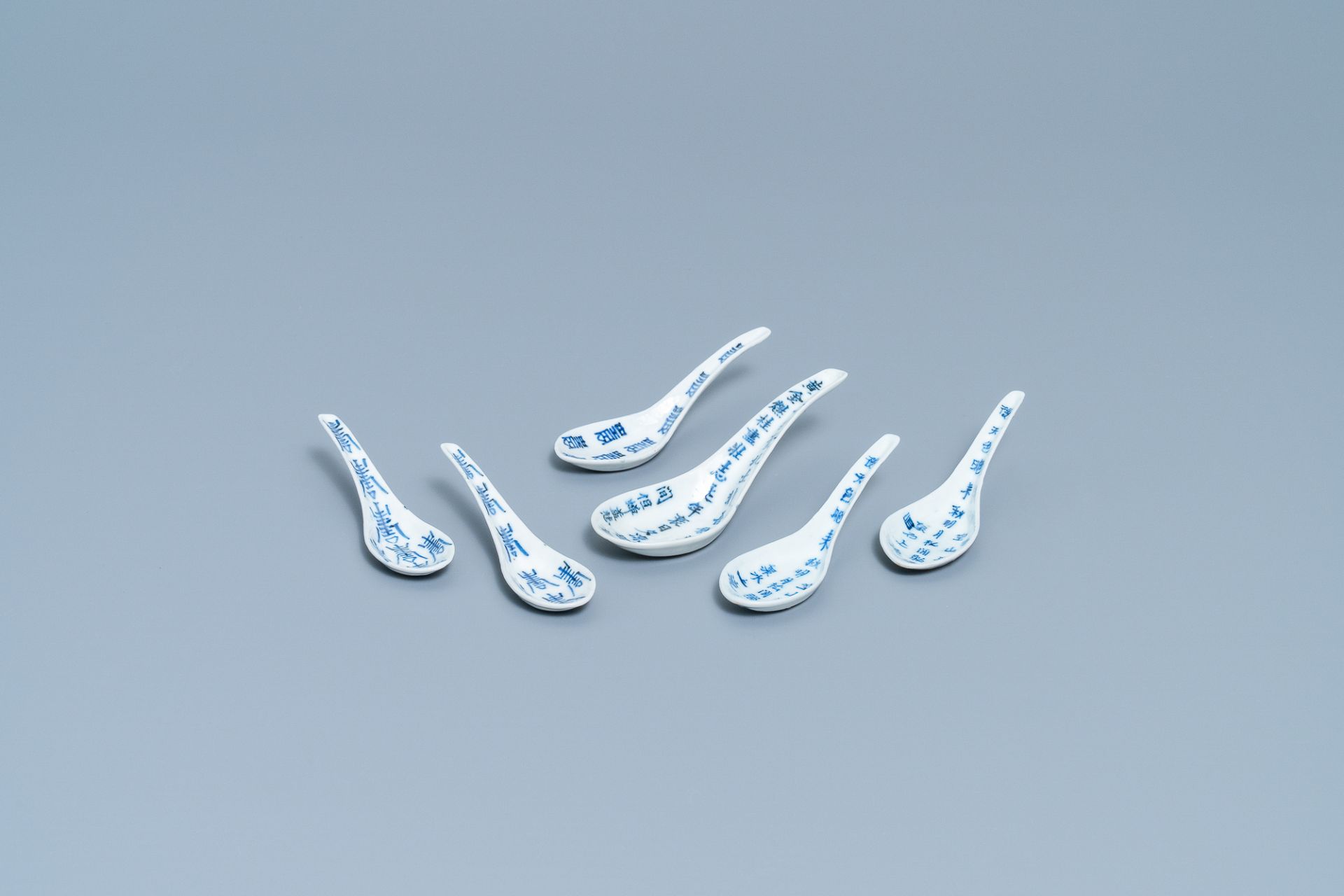 Seventeen Chinese blue and white spoons, 19/20th C. - Image 9 of 14