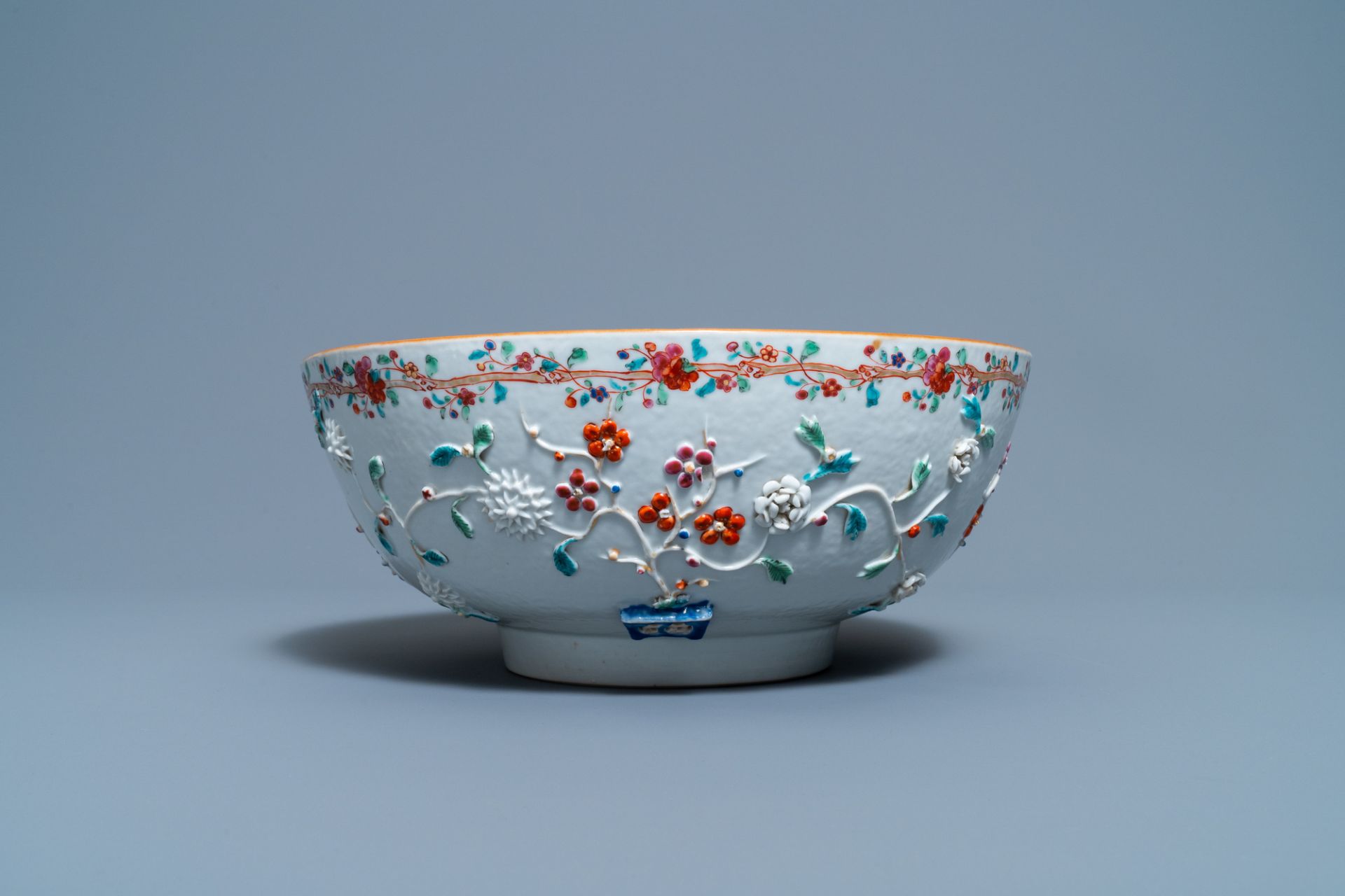 A Chinese famille rose relief-decorated floral bowl, Yongzheng/Qianlong - Bild 2 aus 7
