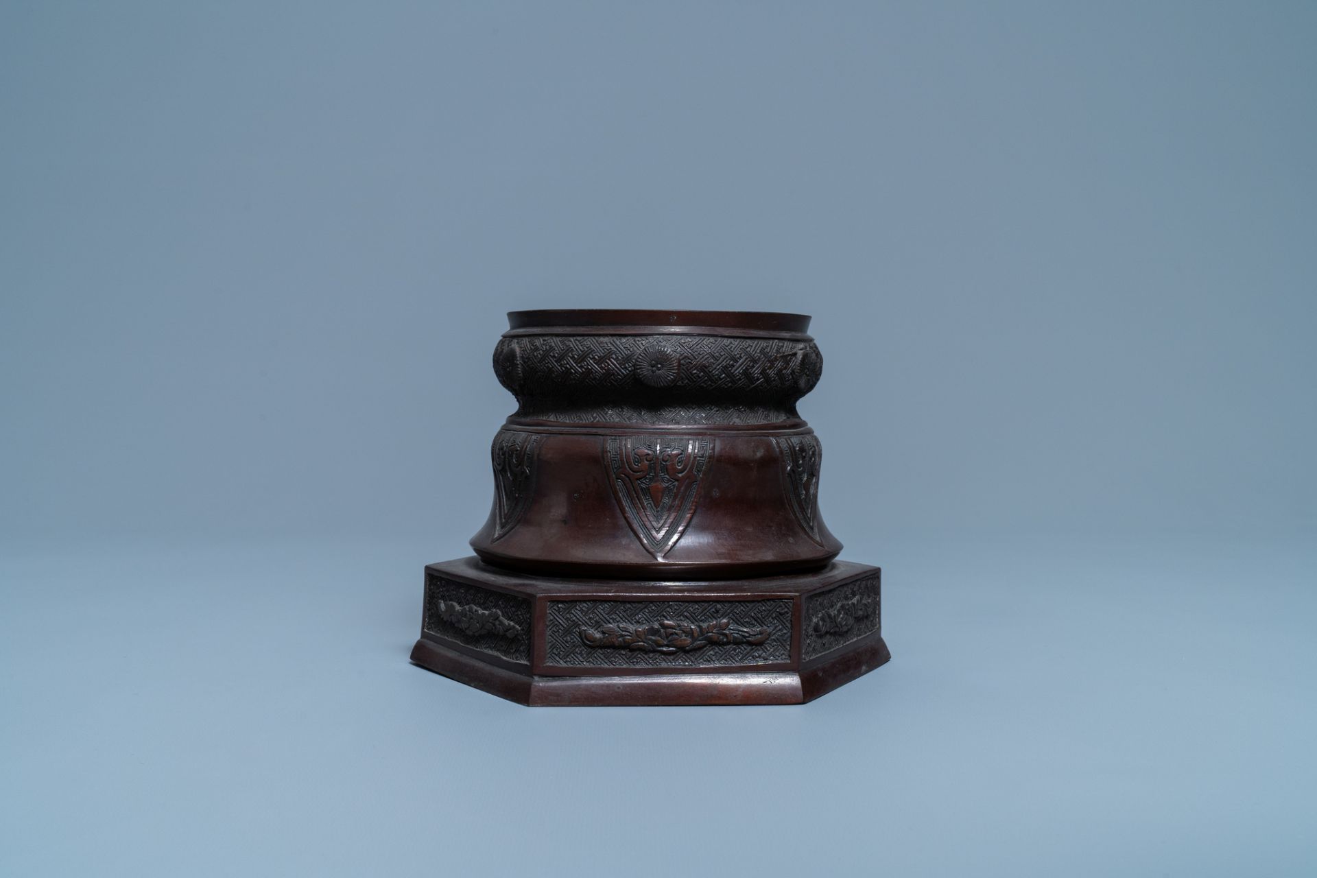 A fine Japanese bronze vase stand, Meiji, 19th C. - Image 2 of 7