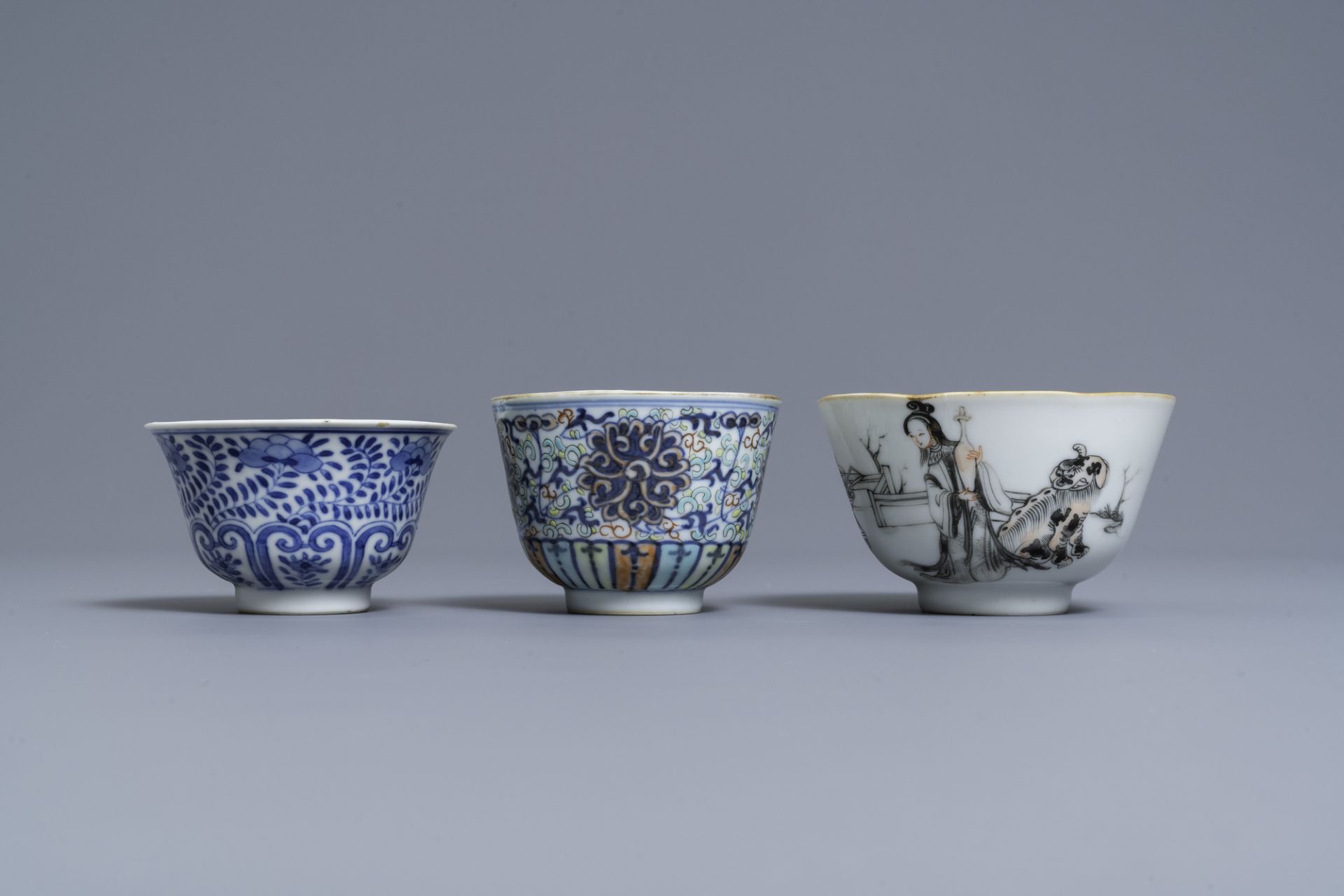 A varied collection of Chinese famille rose and blue and white wares, 19/20th C. - Image 19 of 21