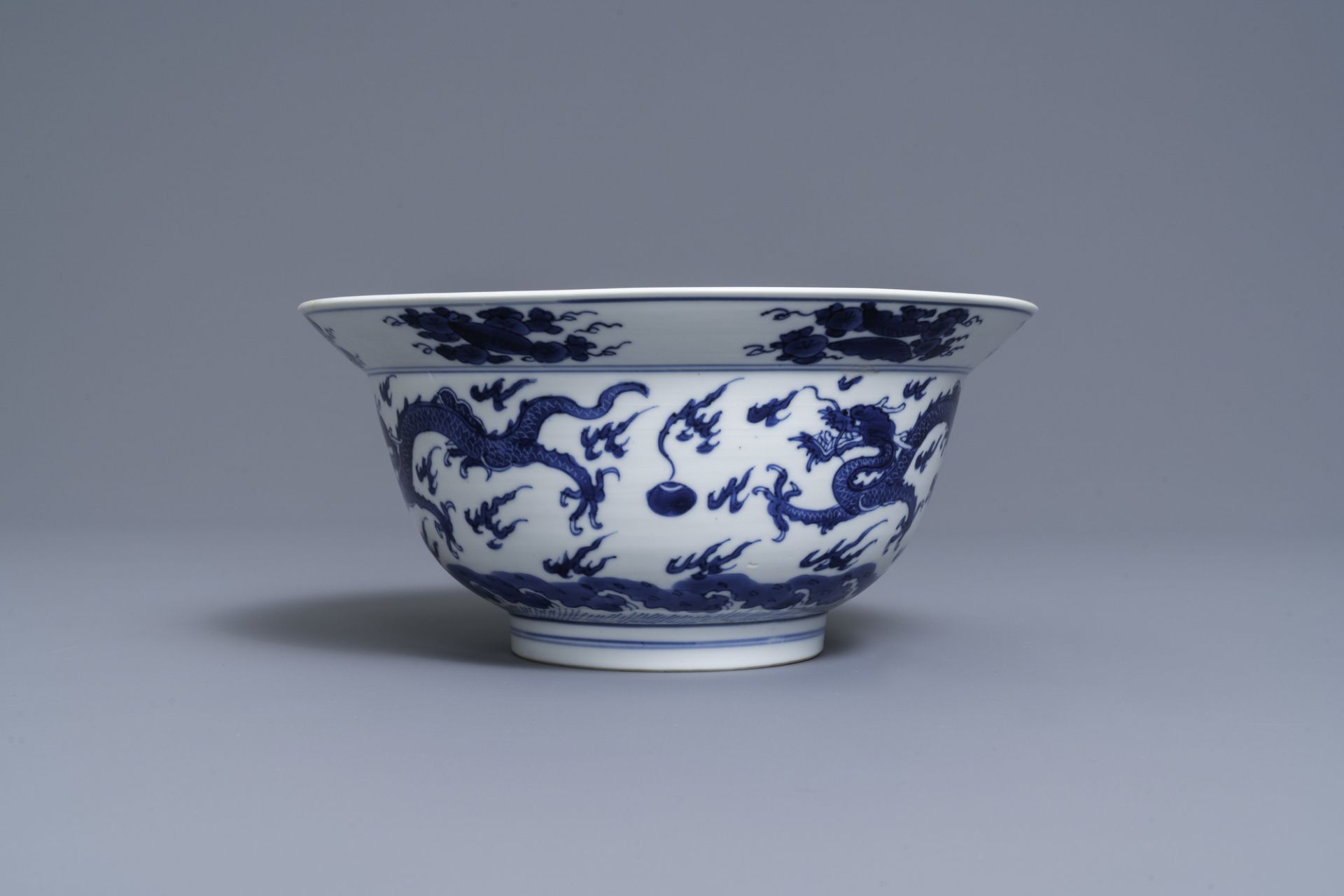 A Chinese blue and white 'dragon' bowl, Kangxi - Image 5 of 7