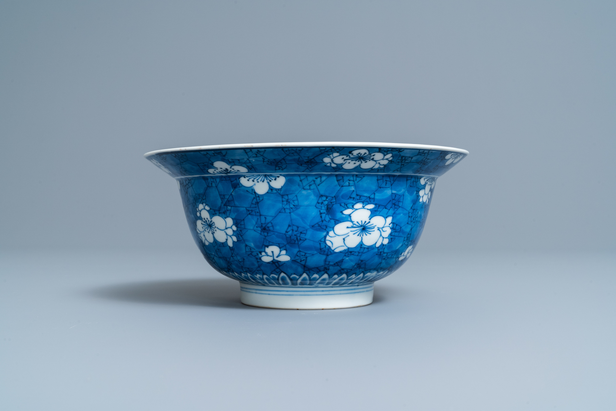 A Chinese blue and white 'prunus on cracked ice' bowl, Kangxi - Image 4 of 7