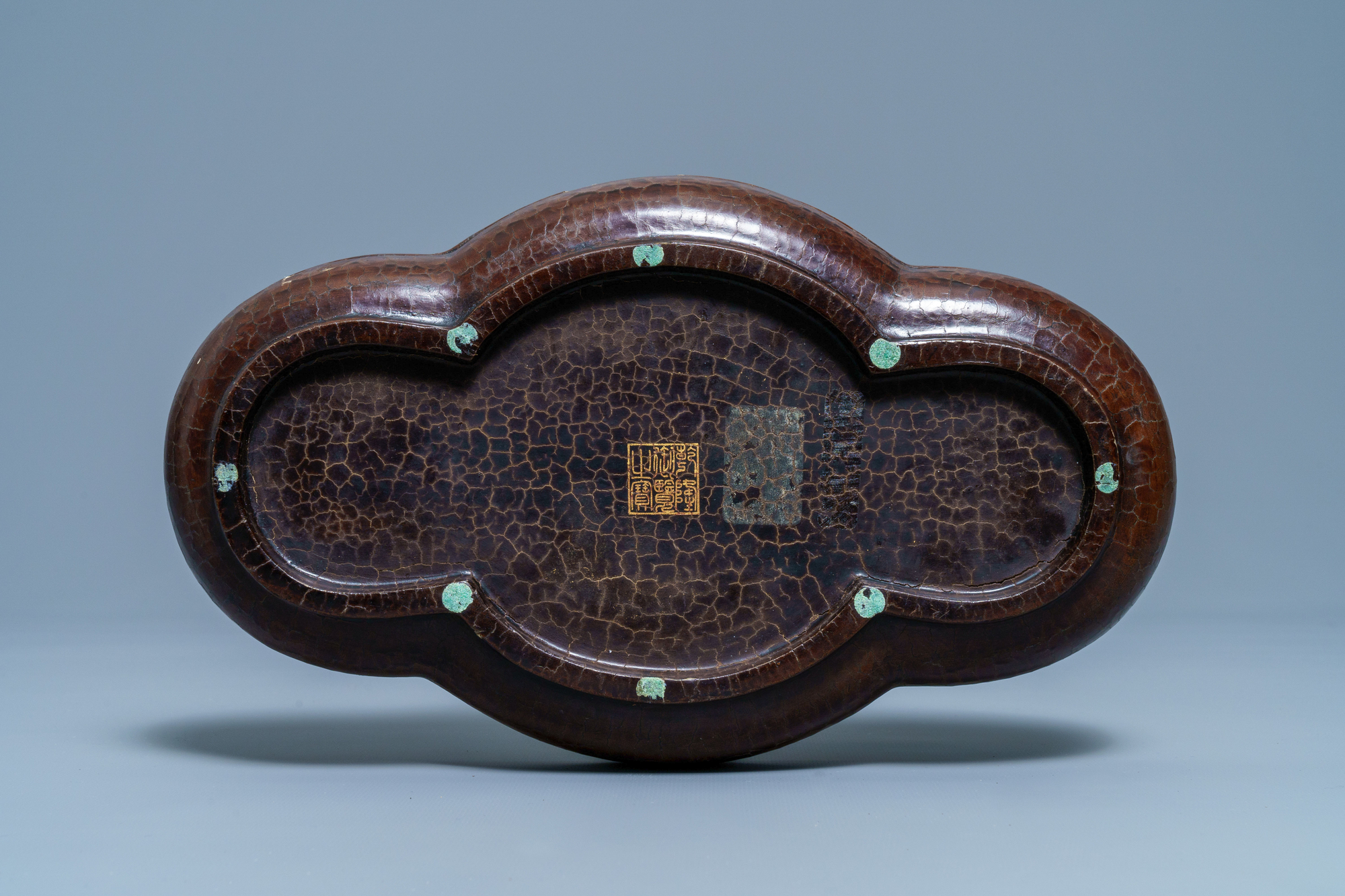 A Chinese mother-of-pearl and soapstone-inlaid lacquered box and cover, Qianlong mark, 18/19th C. - Image 2 of 10