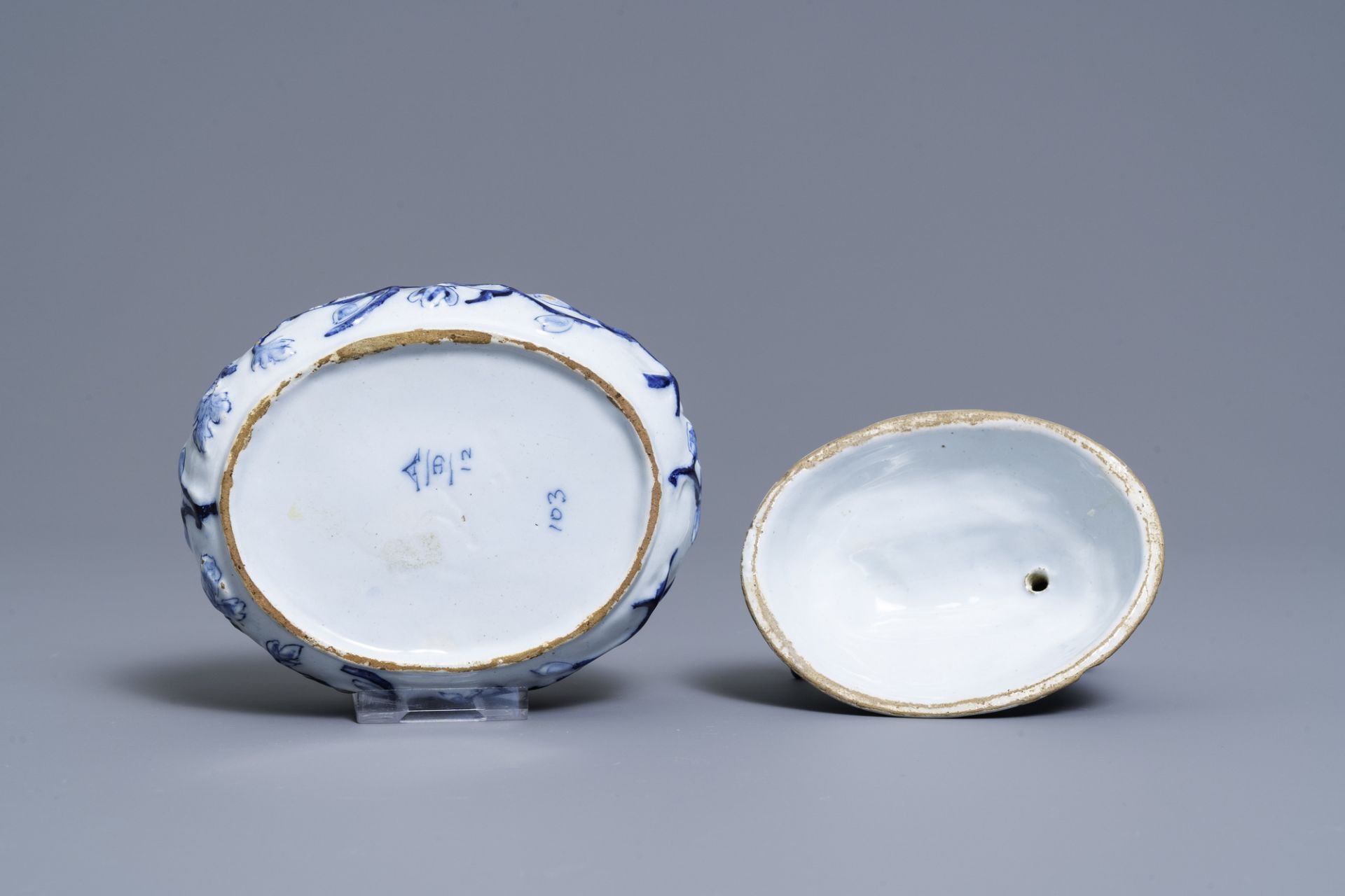 A Dutch Delft blue and white butter tub in the shape of a mermaid, 18th C. - Bild 7 aus 7