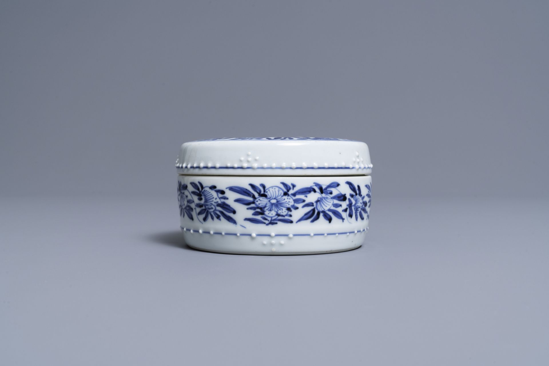 A round Chinese blue and white box and cover, Kangxi - Image 5 of 7