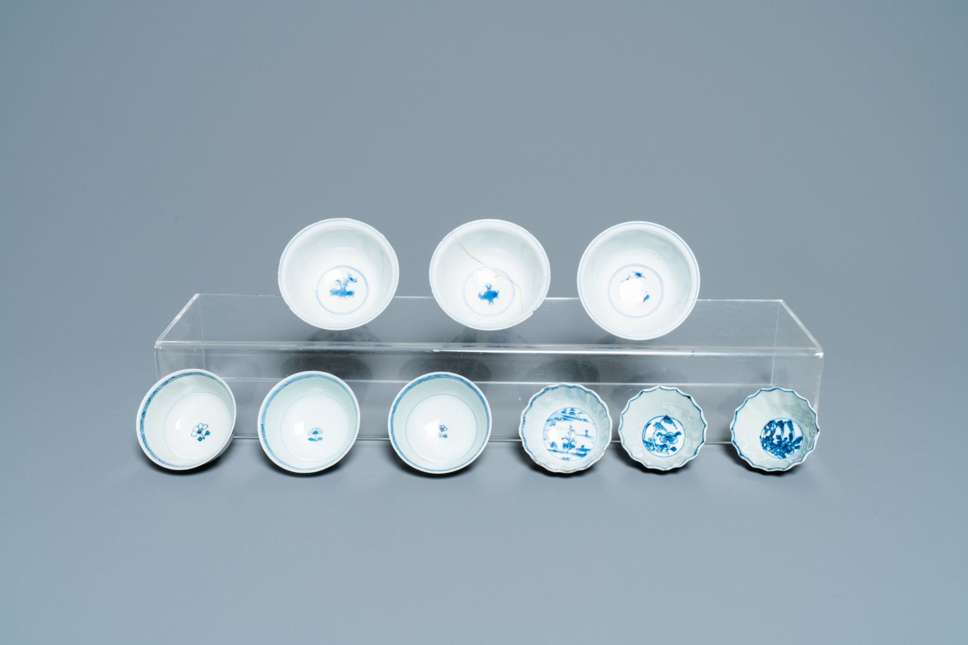 Sixteen Chinese blue and white saucers and fourteen cups, Kangxi - Image 16 of 17