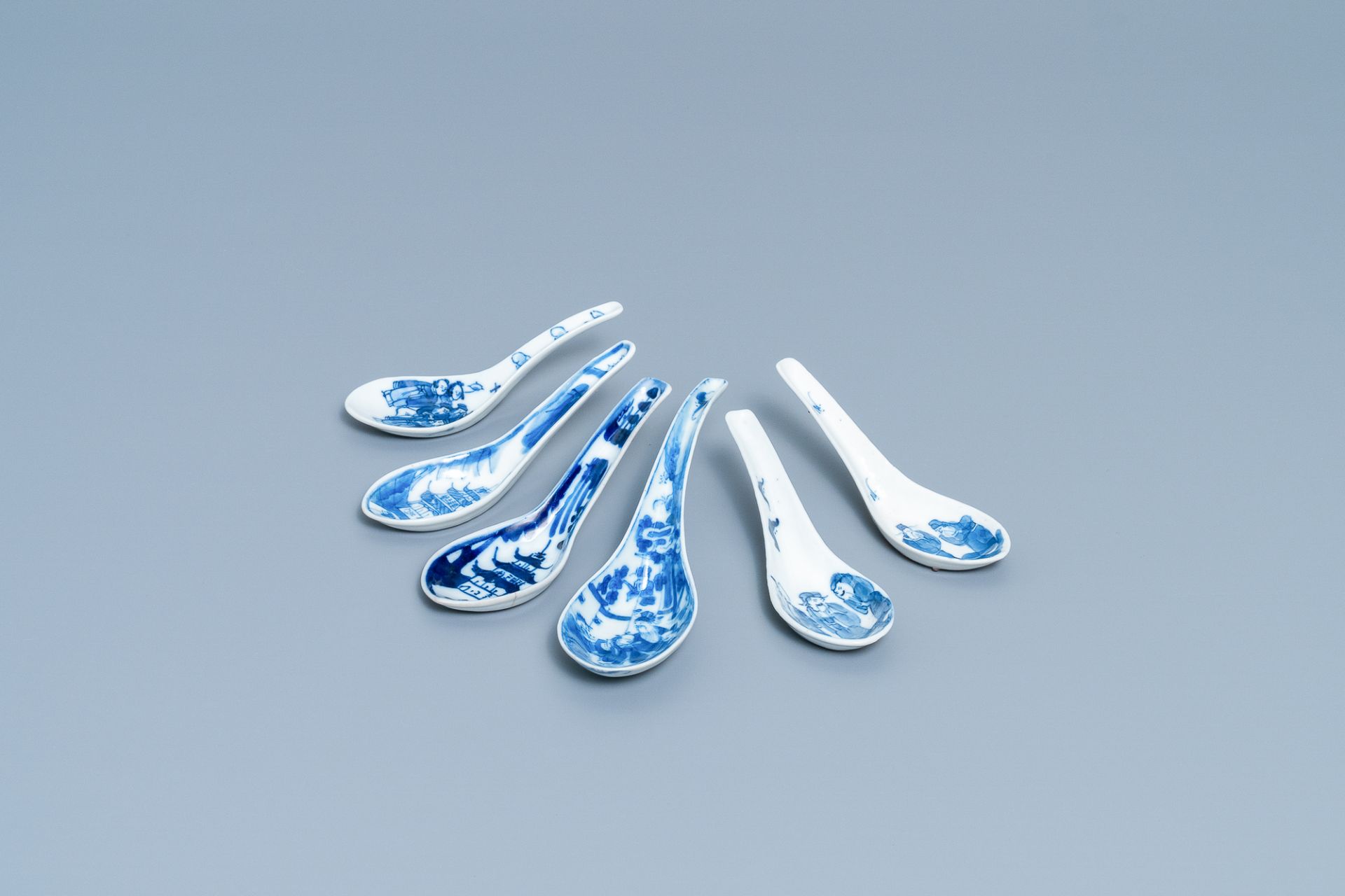 Seventeen Chinese blue and white spoons, 19/20th C. - Image 4 of 14