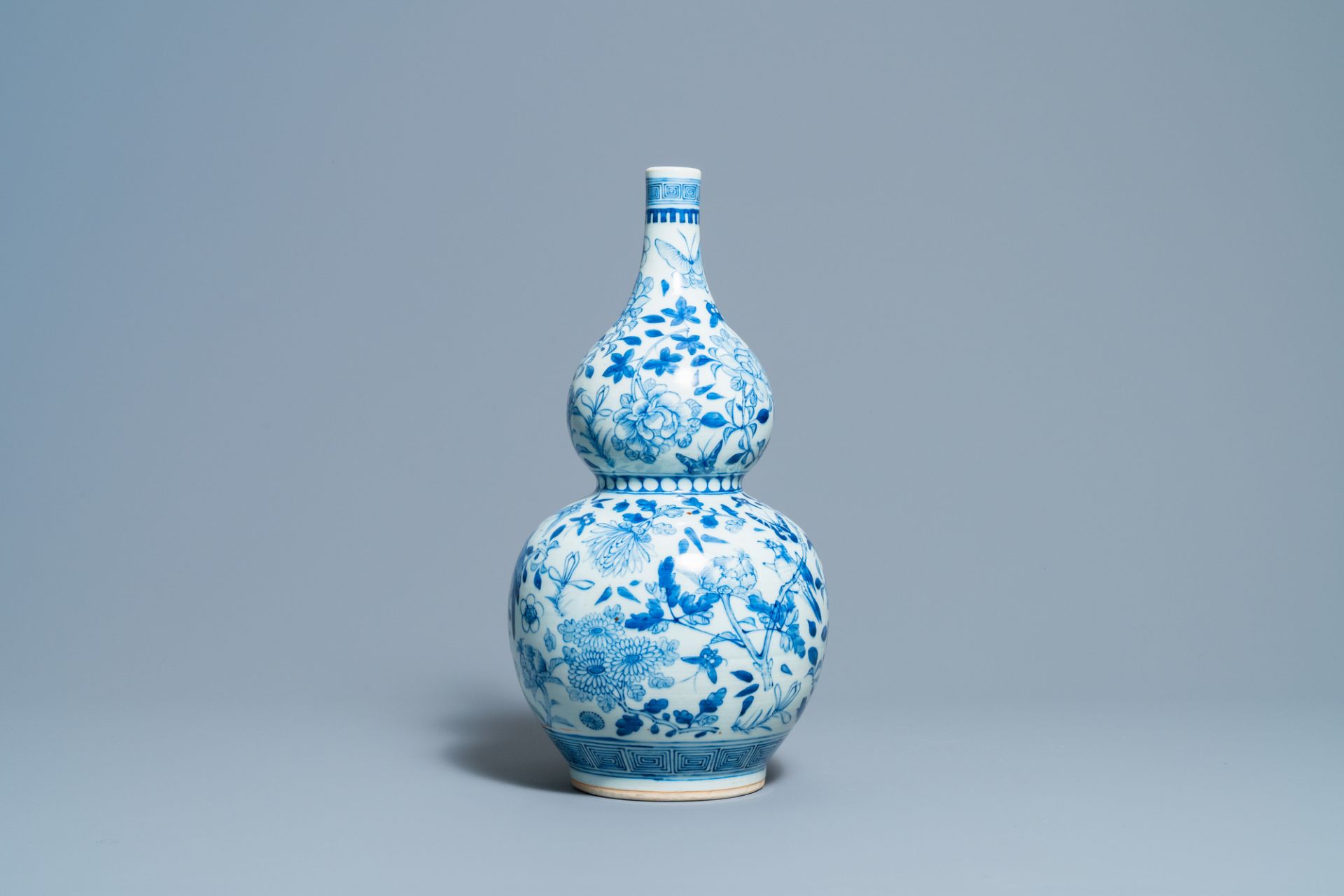 A Chinese blue and white double gourd vase, 19th C. - Image 3 of 6