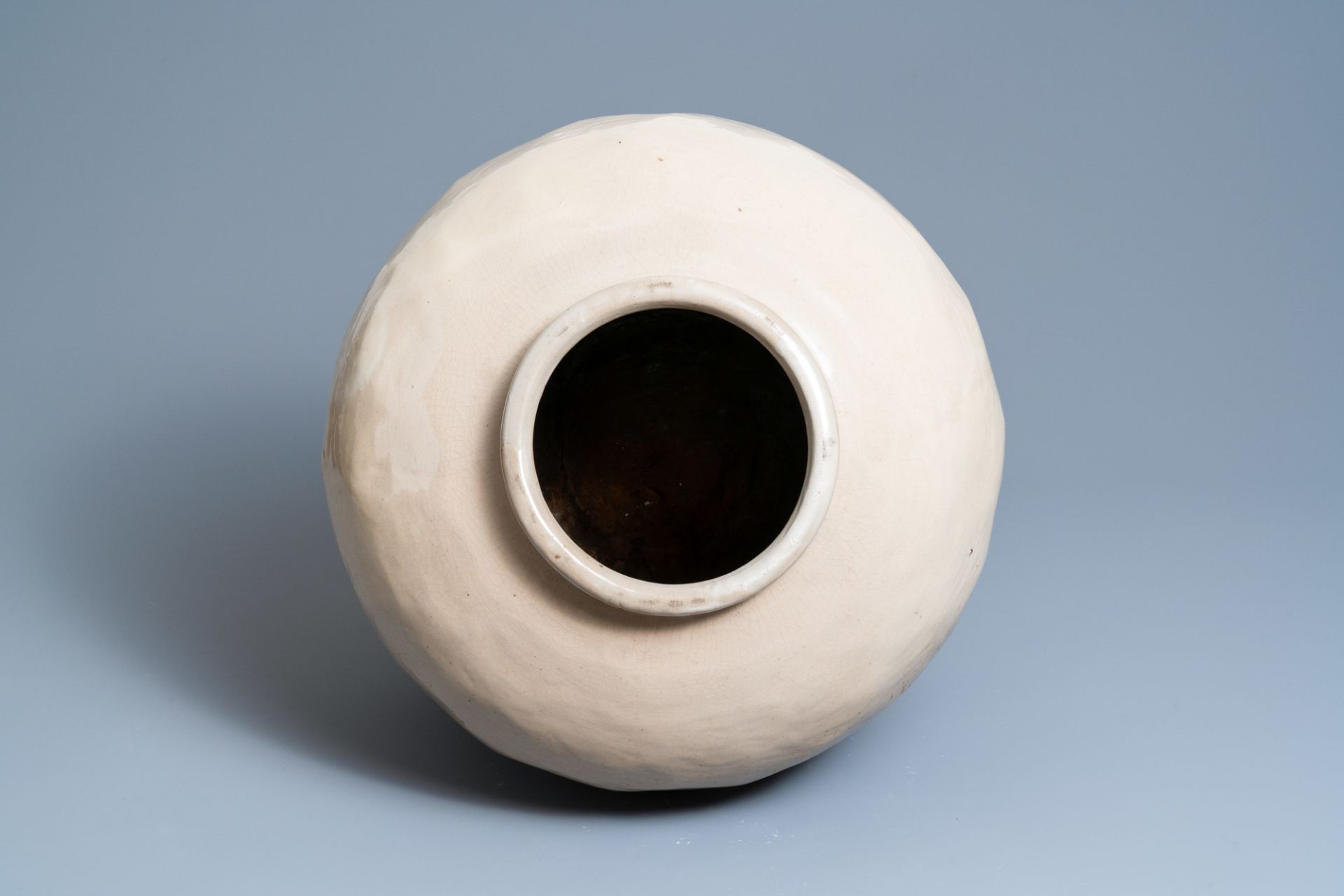 A large Chinese monochrome cream-glazed bulbous vase, 18/19th C. - Image 6 of 6