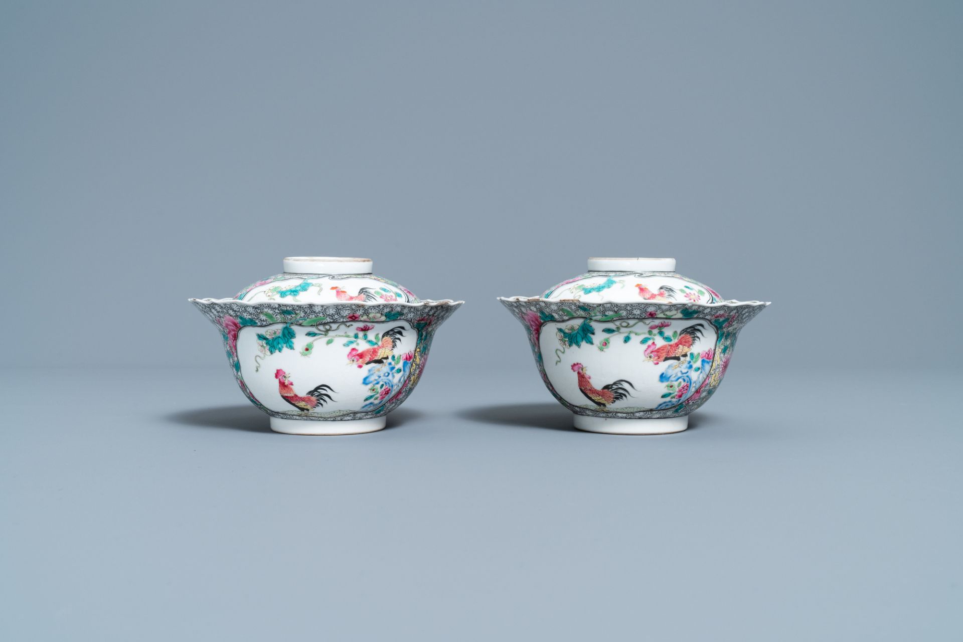 A pair of Chinese famille rose 'rooster' bowls and covers, Yongzheng - Bild 2 aus 7