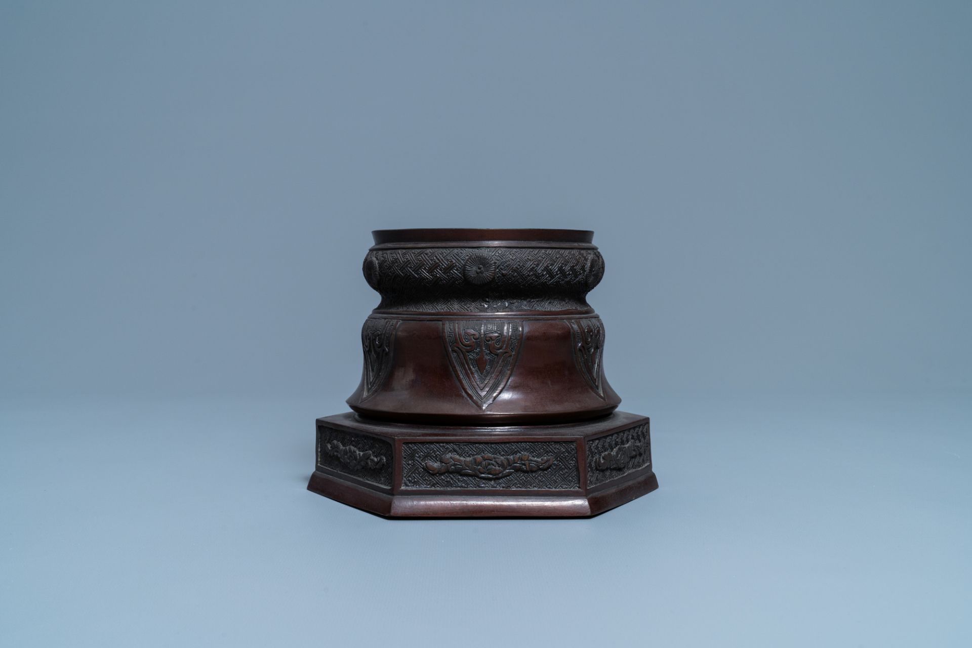 A fine Japanese bronze vase stand, Meiji, 19th C. - Image 3 of 7