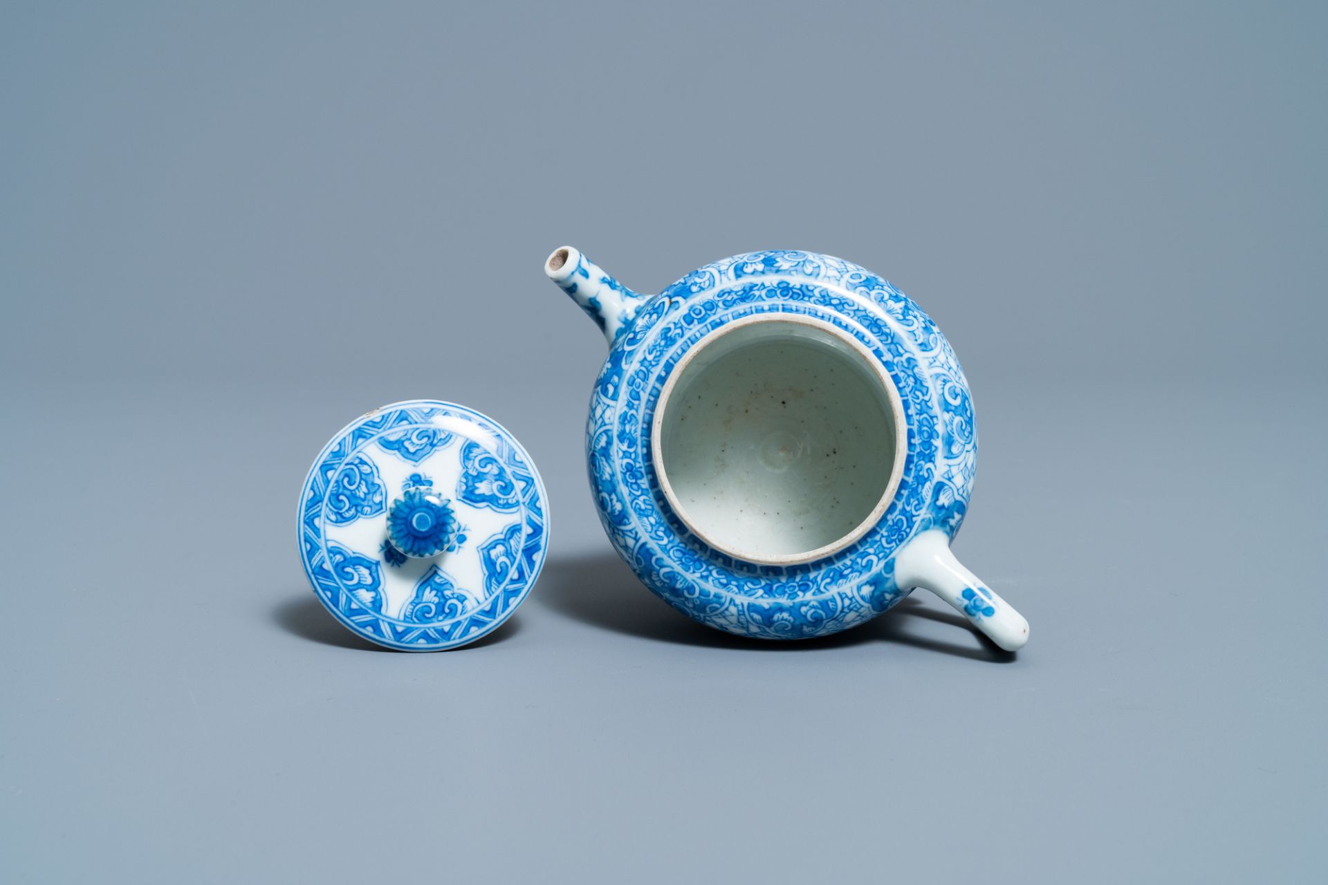 A Chinese blue and white teapot and cover, Kangxi - Image 6 of 7