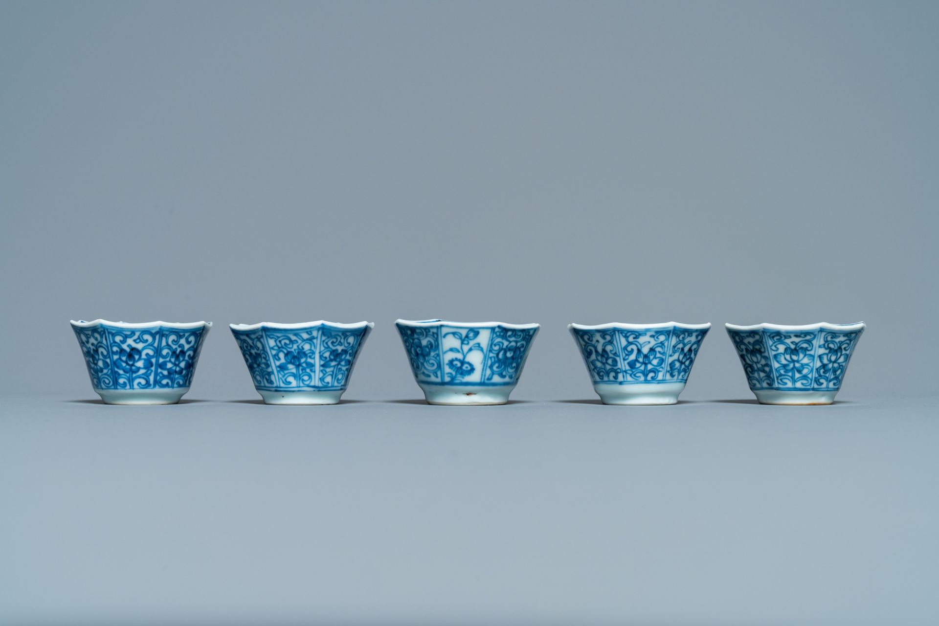 Sixteen Chinese blue and white saucers and fourteen cups, Kangxi - Image 6 of 17