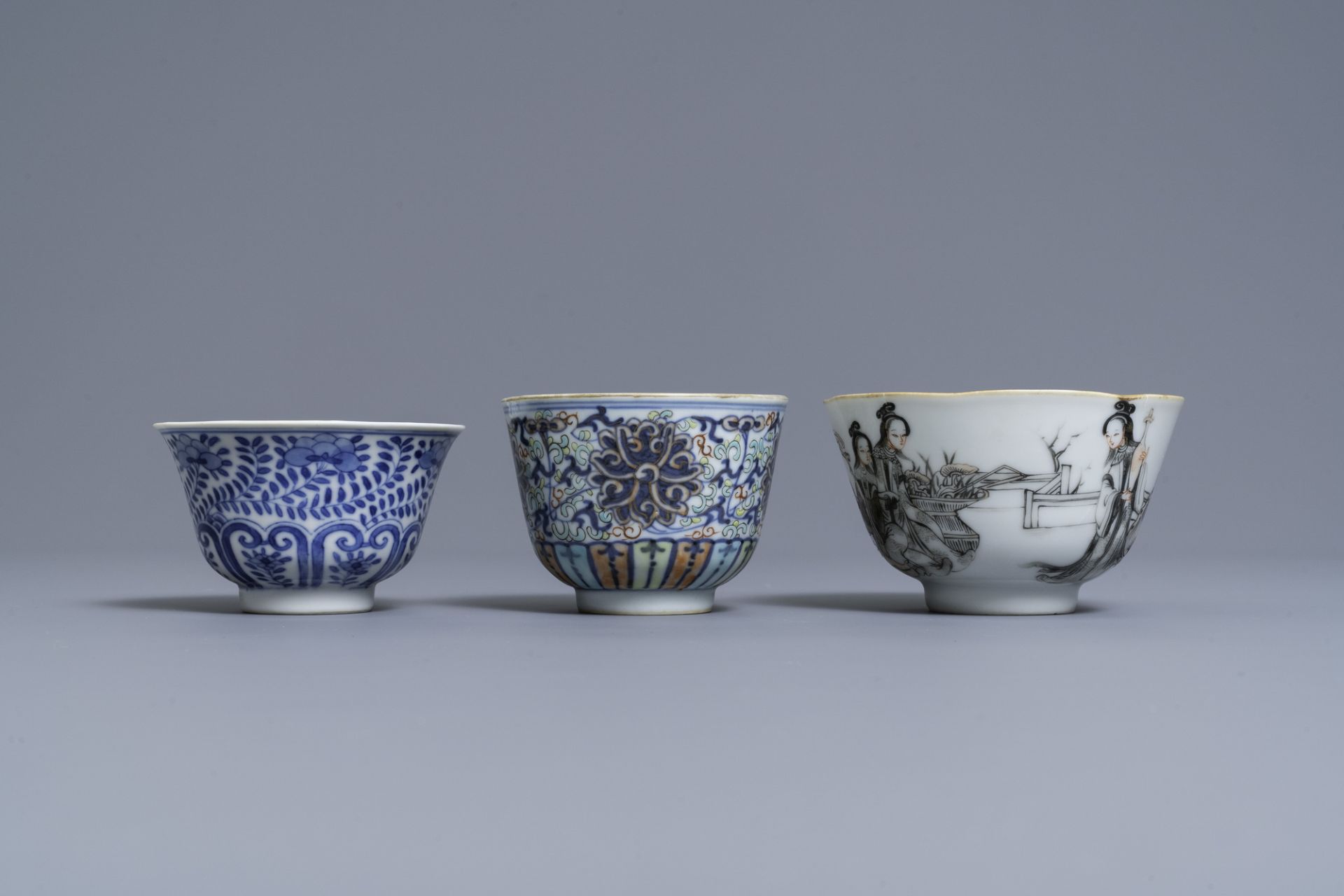 A varied collection of Chinese famille rose and blue and white wares, 19/20th C. - Image 16 of 21