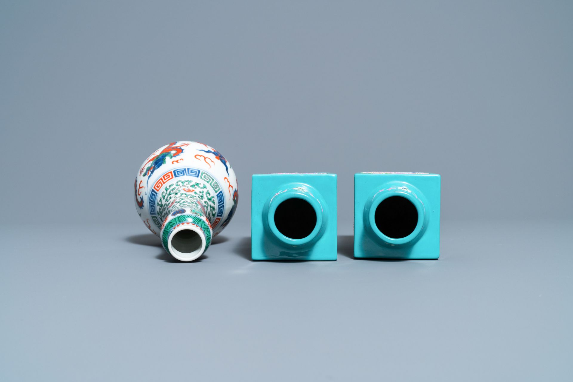 A pair of Chinese 'cong' vases and a wucai 'dragon' vase, 19/20th C. - Image 6 of 7