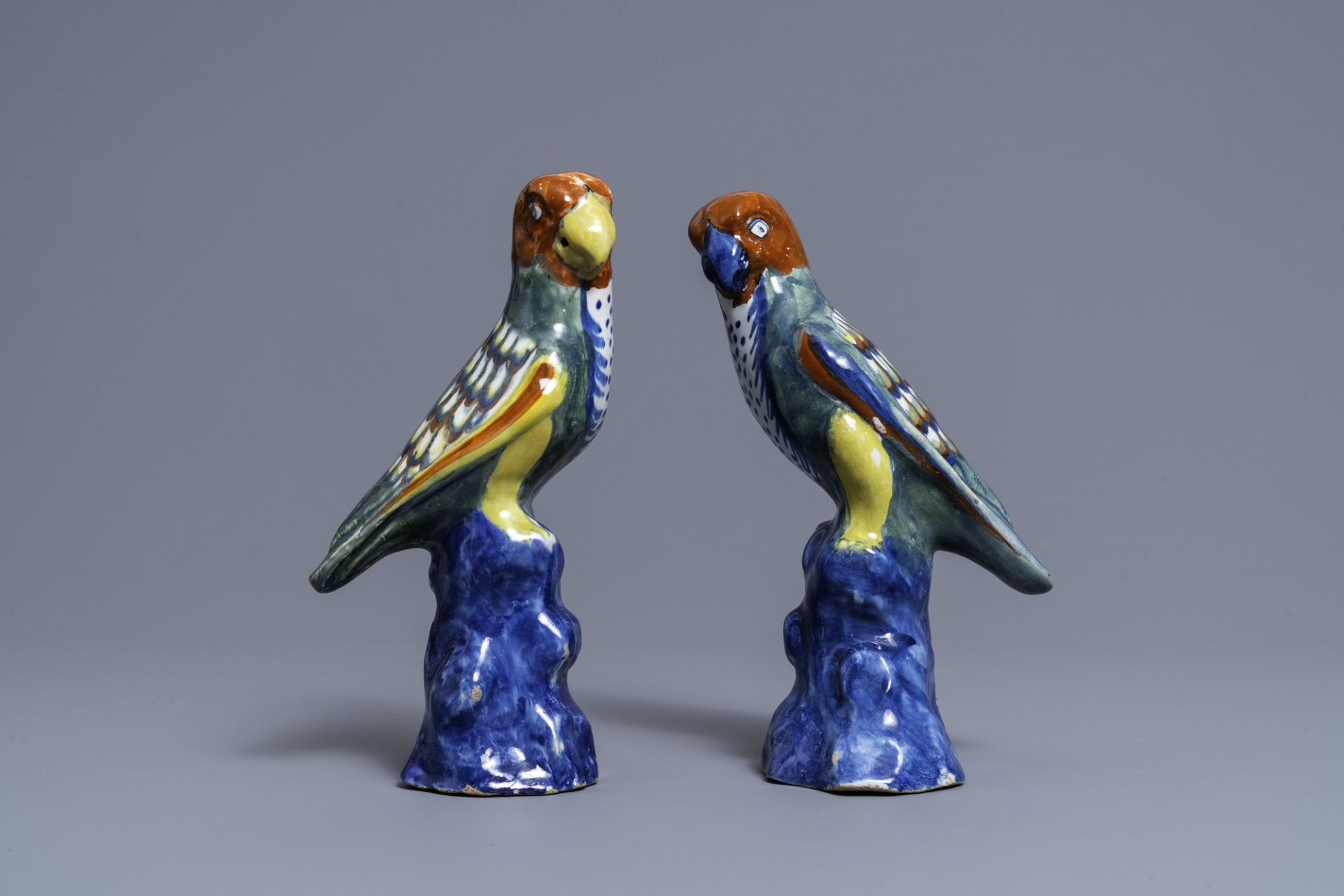 A pair of polychrome Dutch Delft models of parrots, 18th C. - Image 3 of 8