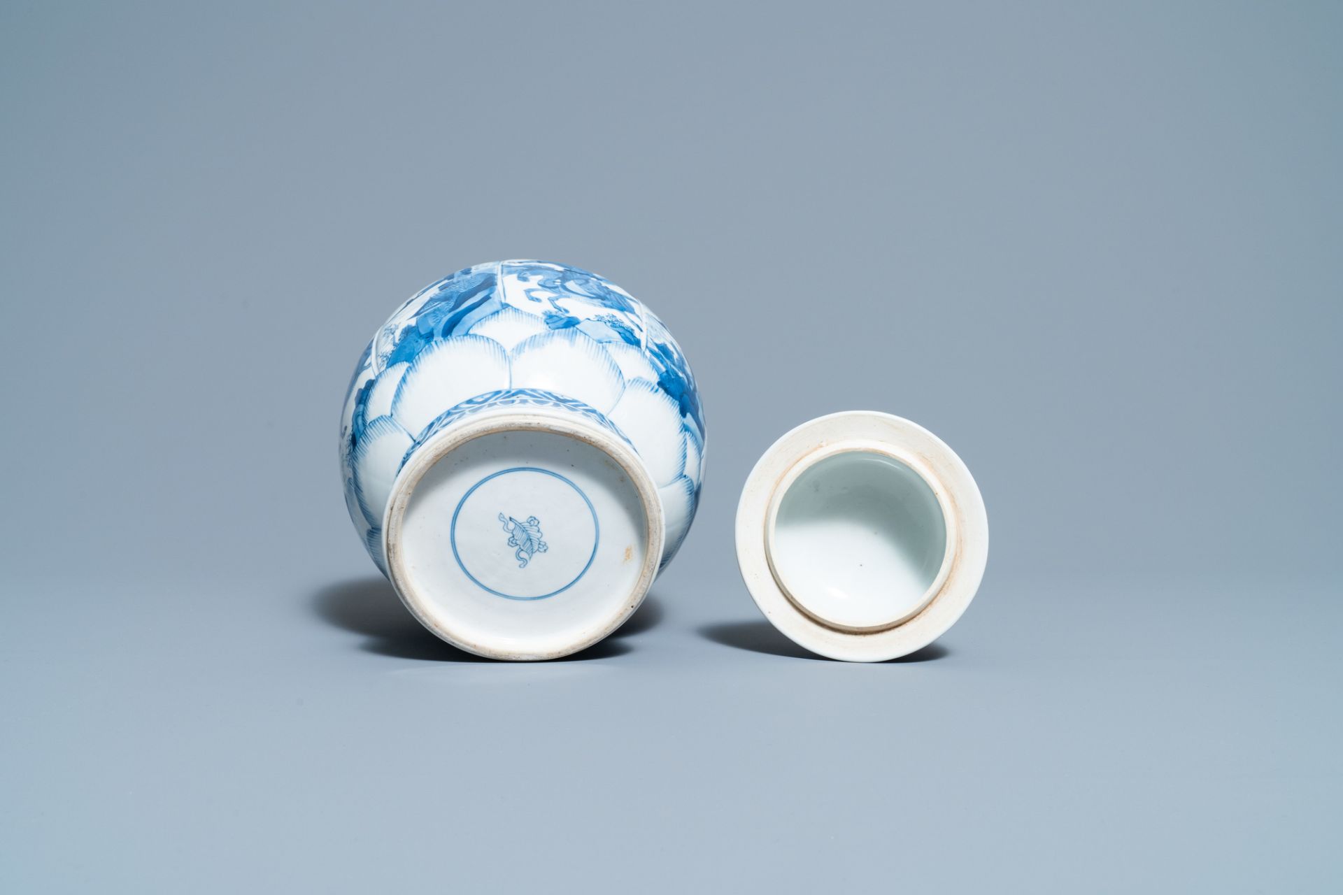 A Chinese blue and white 'horseriders' vase and cover, Kangxi - Image 6 of 6