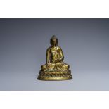 A Sino-Tibetan gilt bronze figure of Buddha Shakyamuni, 18/19th C.