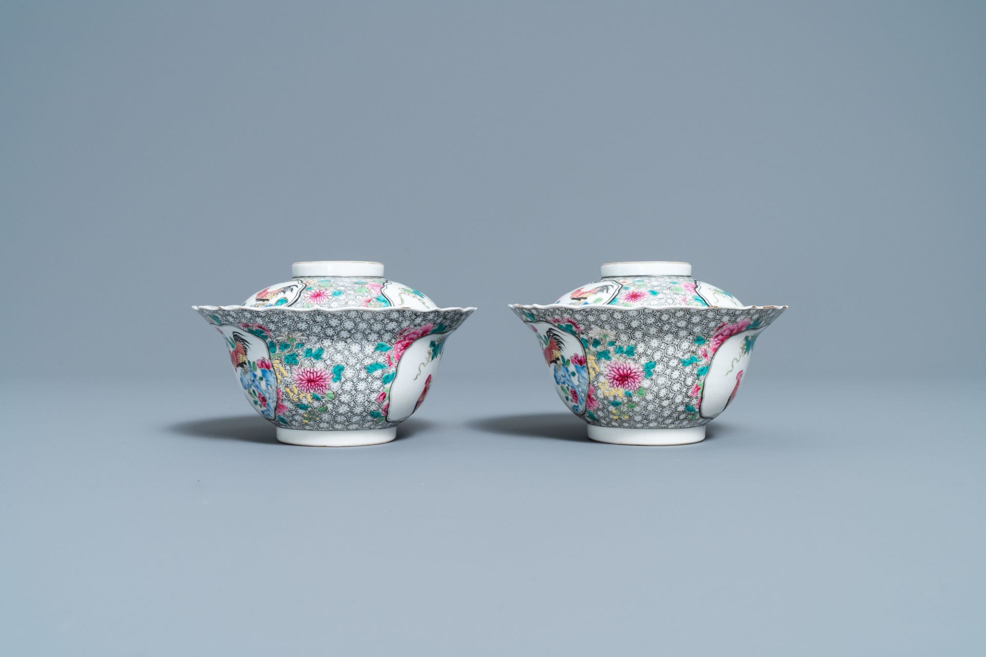 A pair of Chinese famille rose 'rooster' bowls and covers, Yongzheng - Bild 5 aus 7