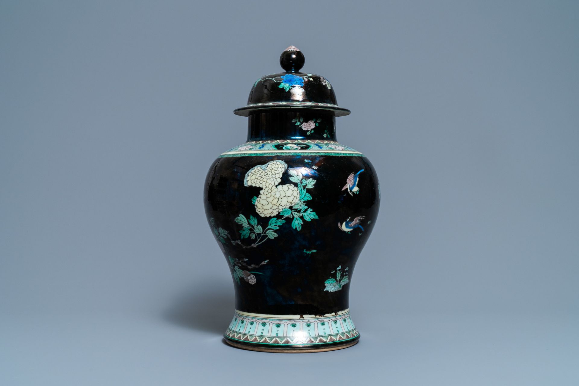 A Chinese famille noire vase and cover, 19th C. - Image 3 of 6