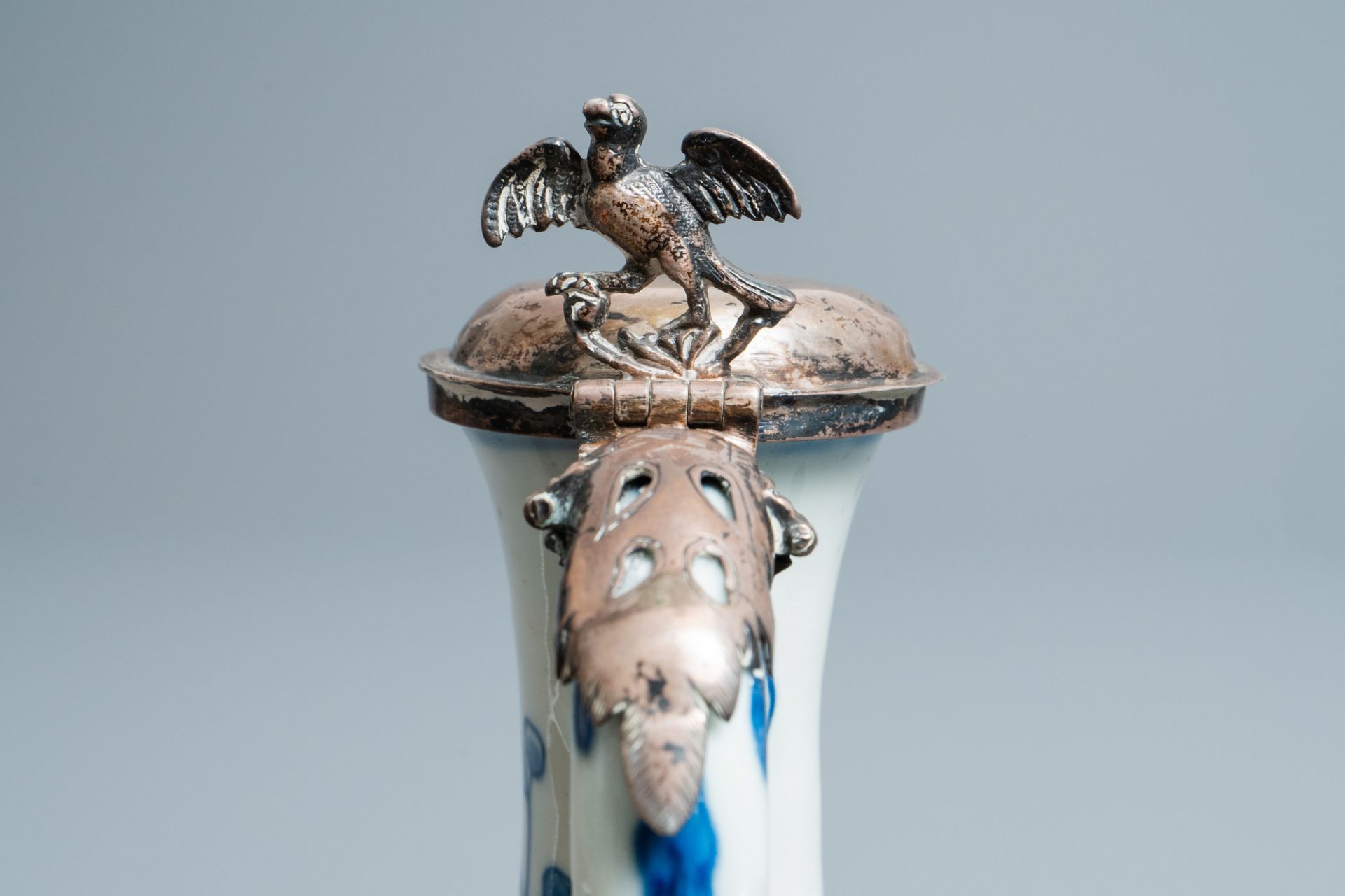 A Chinese blue and white silver-mounted ewer and cover, Transitional period - Bild 9 aus 10