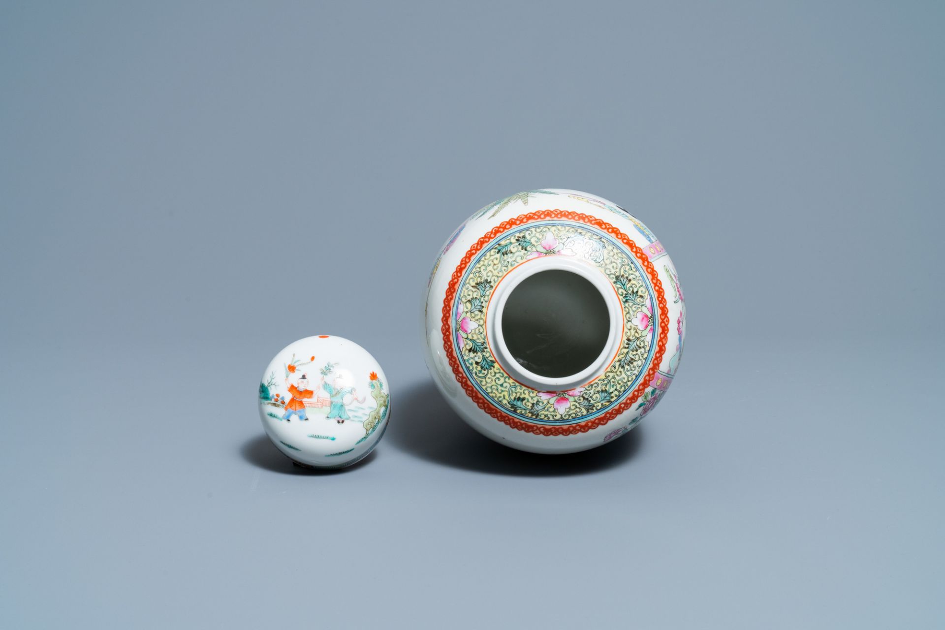 A pair of Chinese blue and white vases and a famille rose jar and cover, 19/20th C. - Image 8 of 9