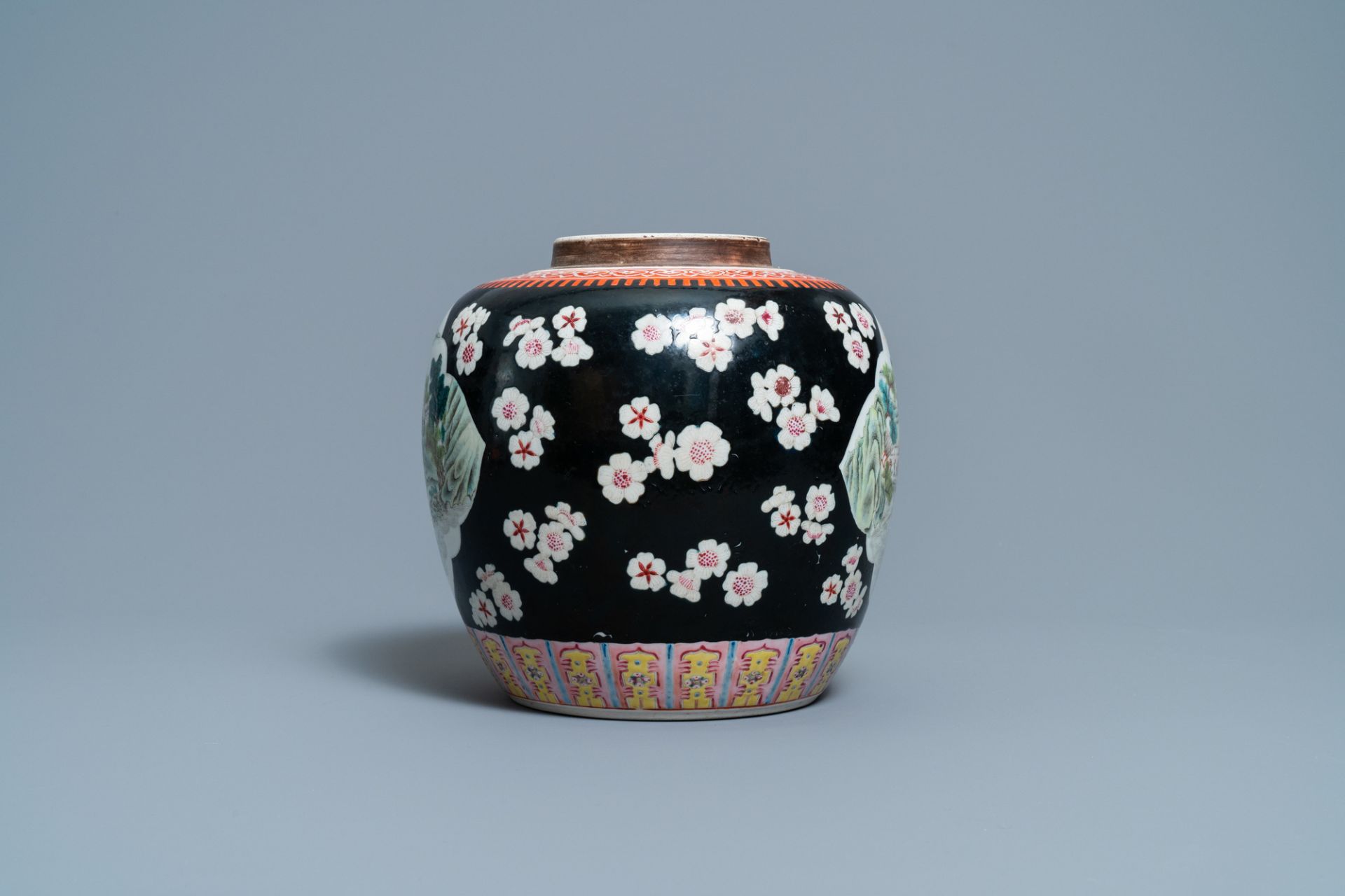 A Chinese black-ground famille rose jar, 19th C. - Image 3 of 7