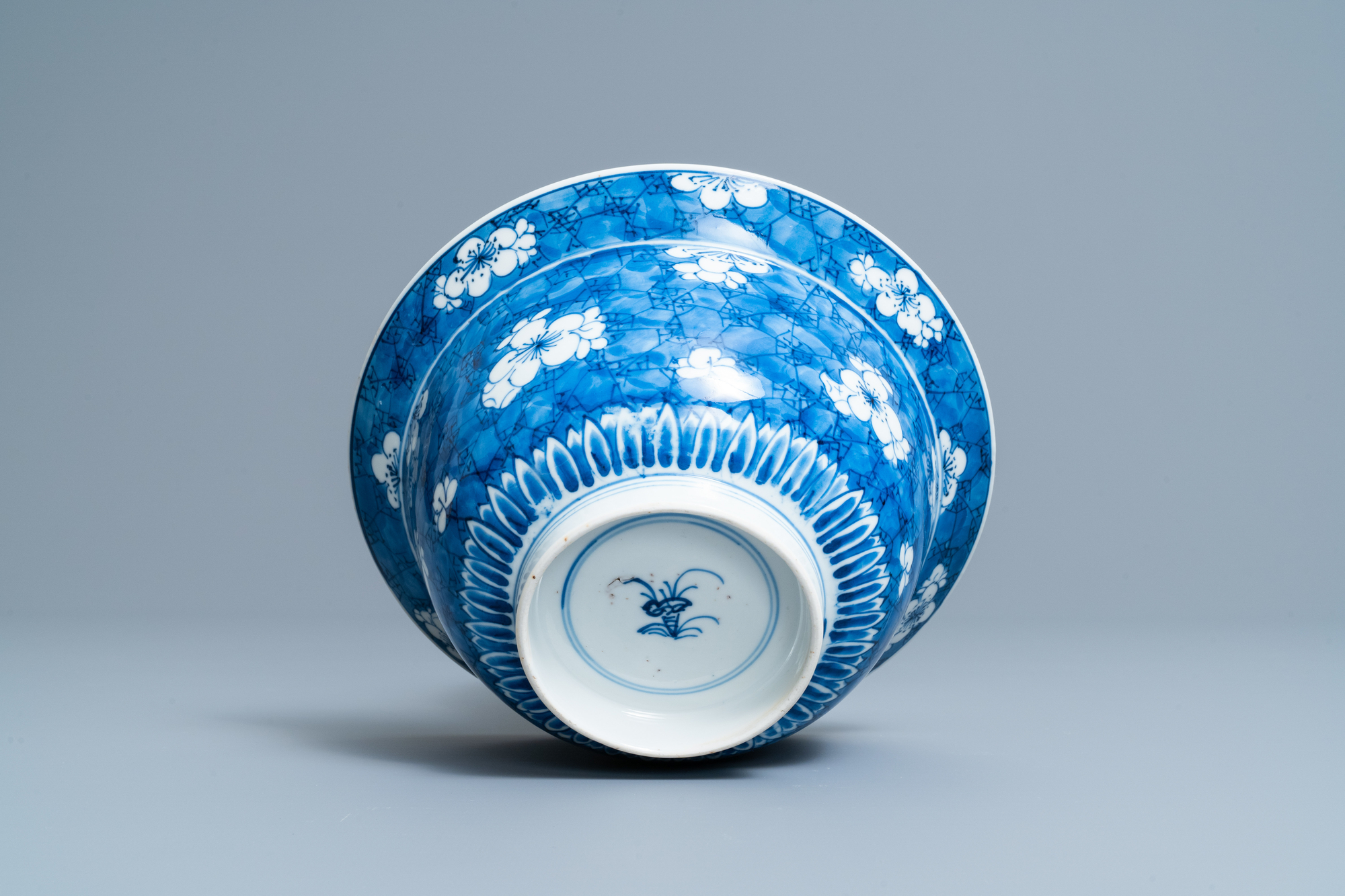 A Chinese blue and white 'prunus on cracked ice' bowl, Kangxi - Image 7 of 7