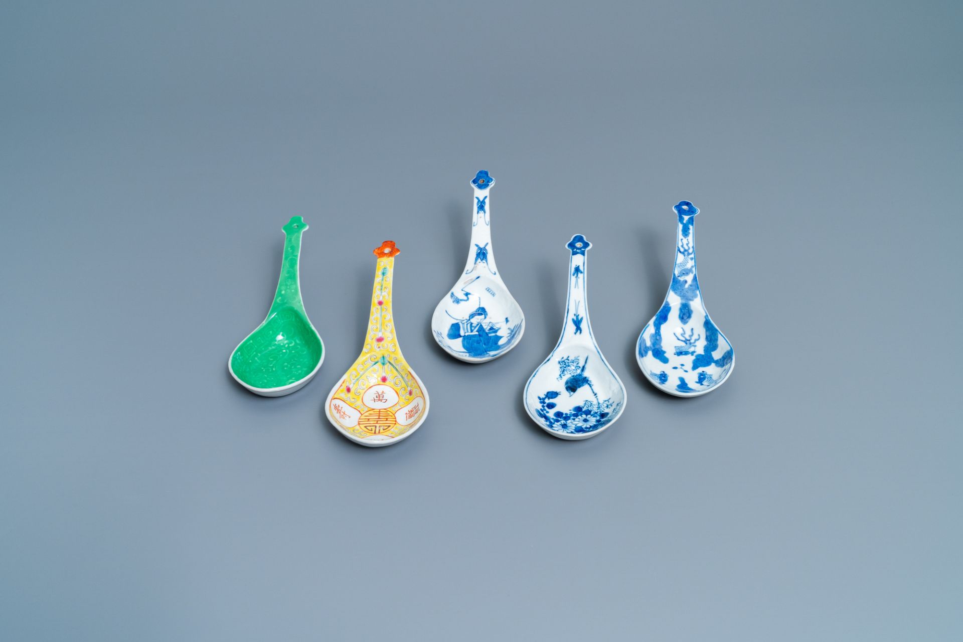 Twelve large Chinese blue and white, famille rose and polychrome spoons, 19/20th C. - Image 3 of 7