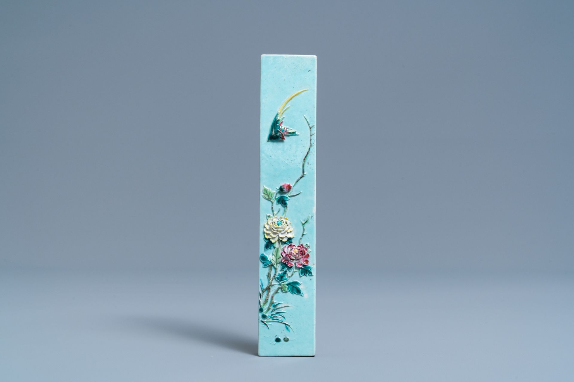 A Chinese famille rose relief-decorated scroll Weight, hall mark, 19th C. - Image 2 of 7