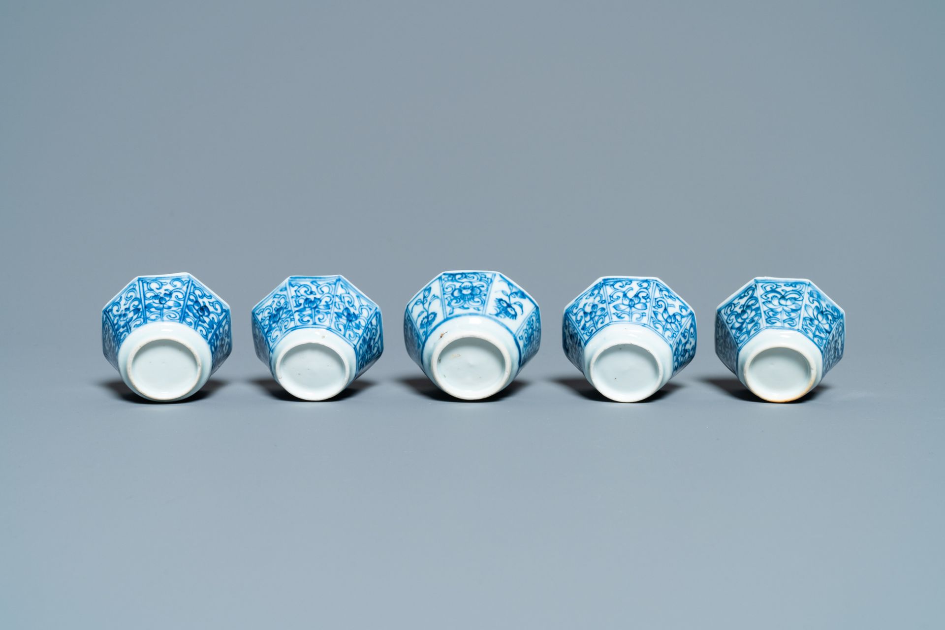 Sixteen Chinese blue and white saucers and fourteen cups, Kangxi - Image 11 of 17